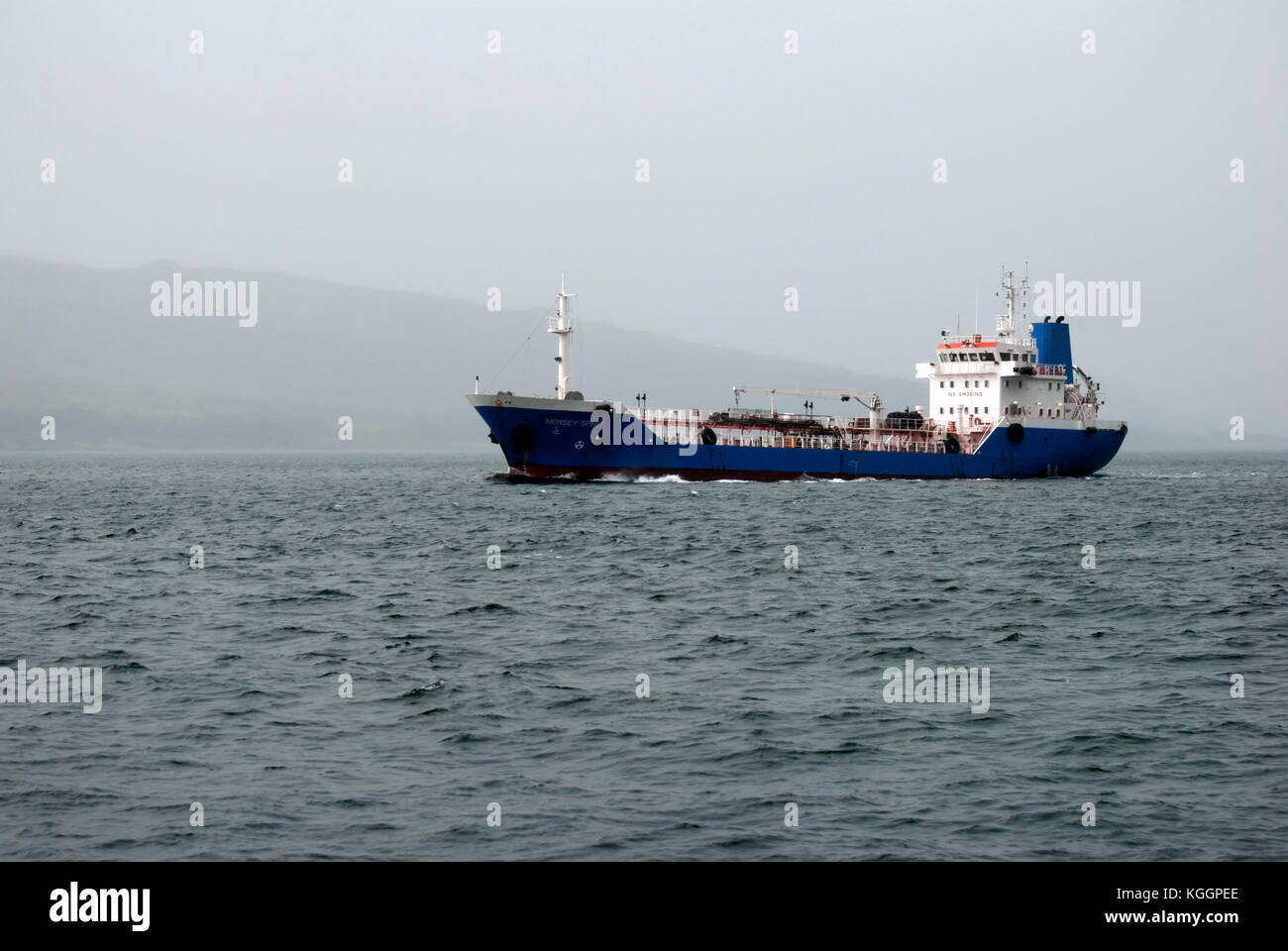 Linee M.T. Mersey spirito Sound of Mull Western Scotland porto vista laterale di blu e bianco registrati nel Regno Unito Liverpool in base prodotti petroliferi cisterna Nave barca merchant ve Foto Stock