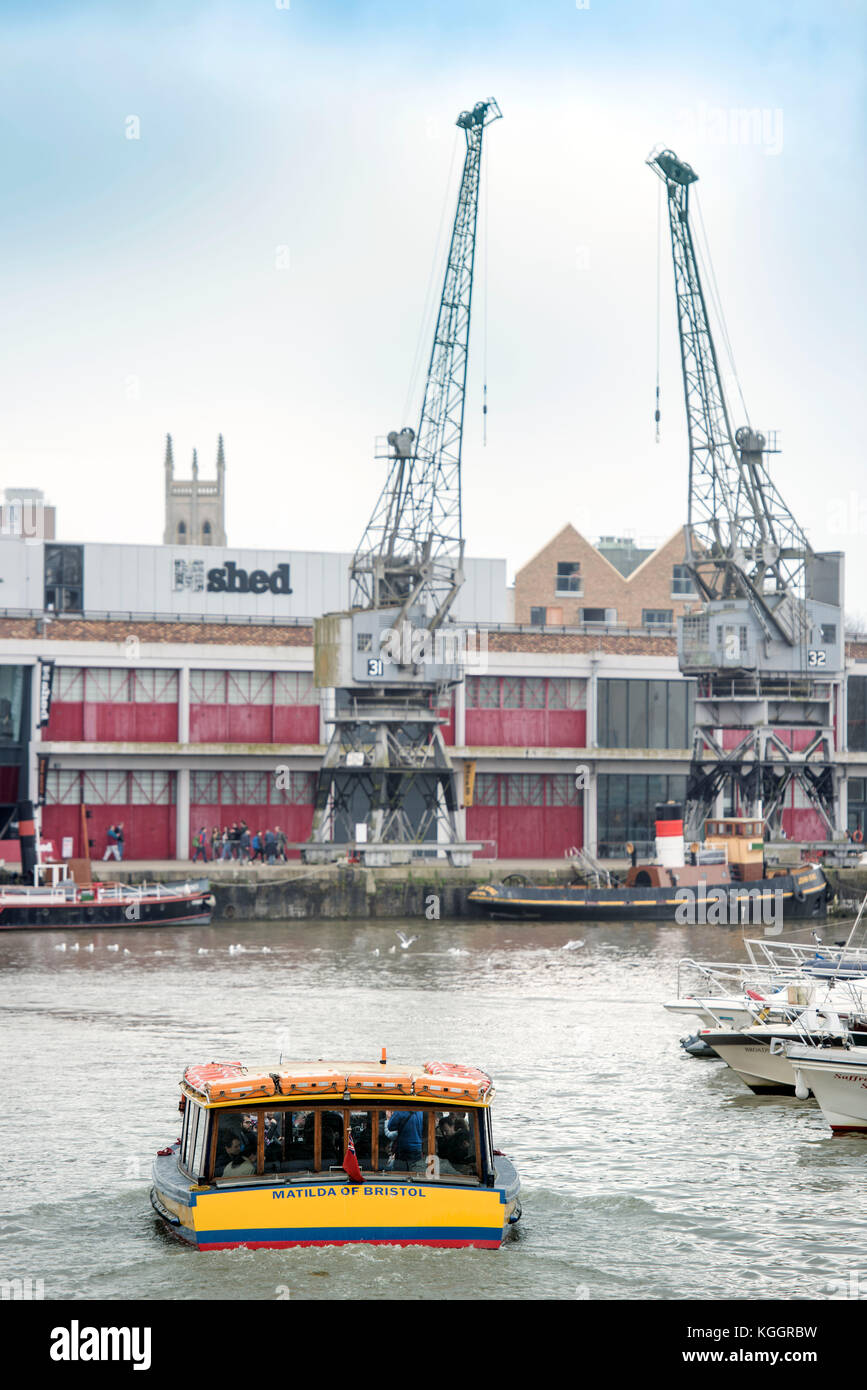 Un Bristol traghetto lascia sant Agostino raggiungere verso la M capannone nel porto di Bristol, Regno Unito Foto Stock