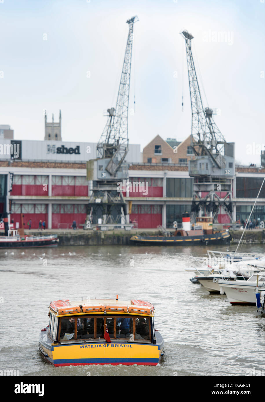 Un Bristol traghetto lascia sant Agostino raggiungere verso la M capannone nel porto di Bristol, Regno Unito Foto Stock