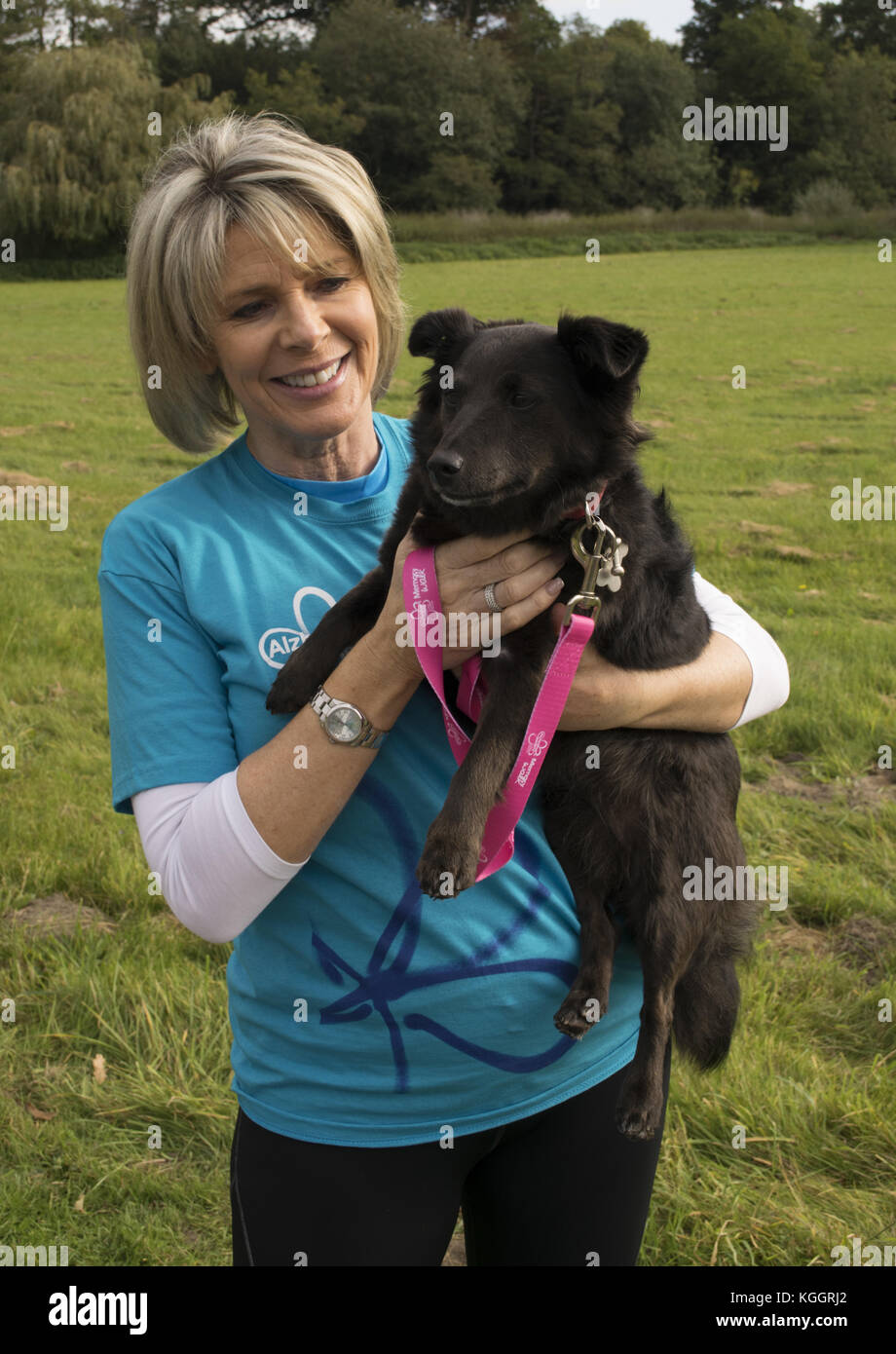 La star della TV Ruth Langsford e il suo cane Maggie avviano la passeggiata per la memoria della Alzheimer's Society Surrey a Painshill Park, Cobham. The Strictly come Dancing 2017, Loose Women e ITV presentatrice di questa mattina, che ha perso suo padre, Dennis, per demenza ed è un ambasciatore della società di Alzheimer. A Ruth si unirono la star di EastEnders Emma Barton e il suo cane Poppy. Con: Ruth Langsford, Maggie dove: Cobham, Regno Unito quando: 08 ott 2017 Credit: Paul Taylor/WENN.com Foto Stock