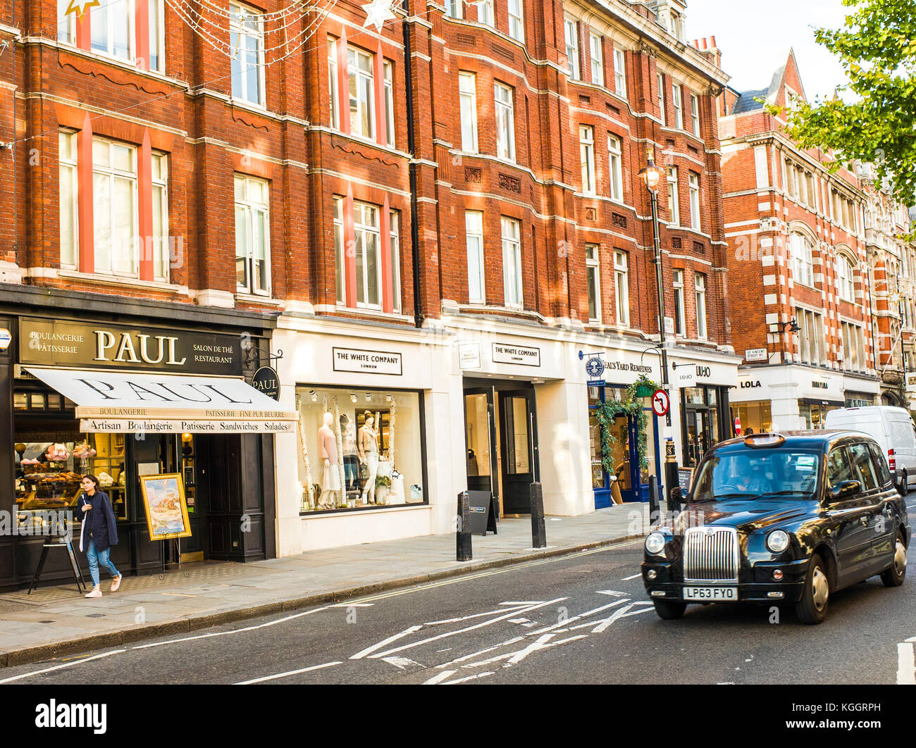Una fila di boutique a Marylebone High Street, Londra Foto Stock