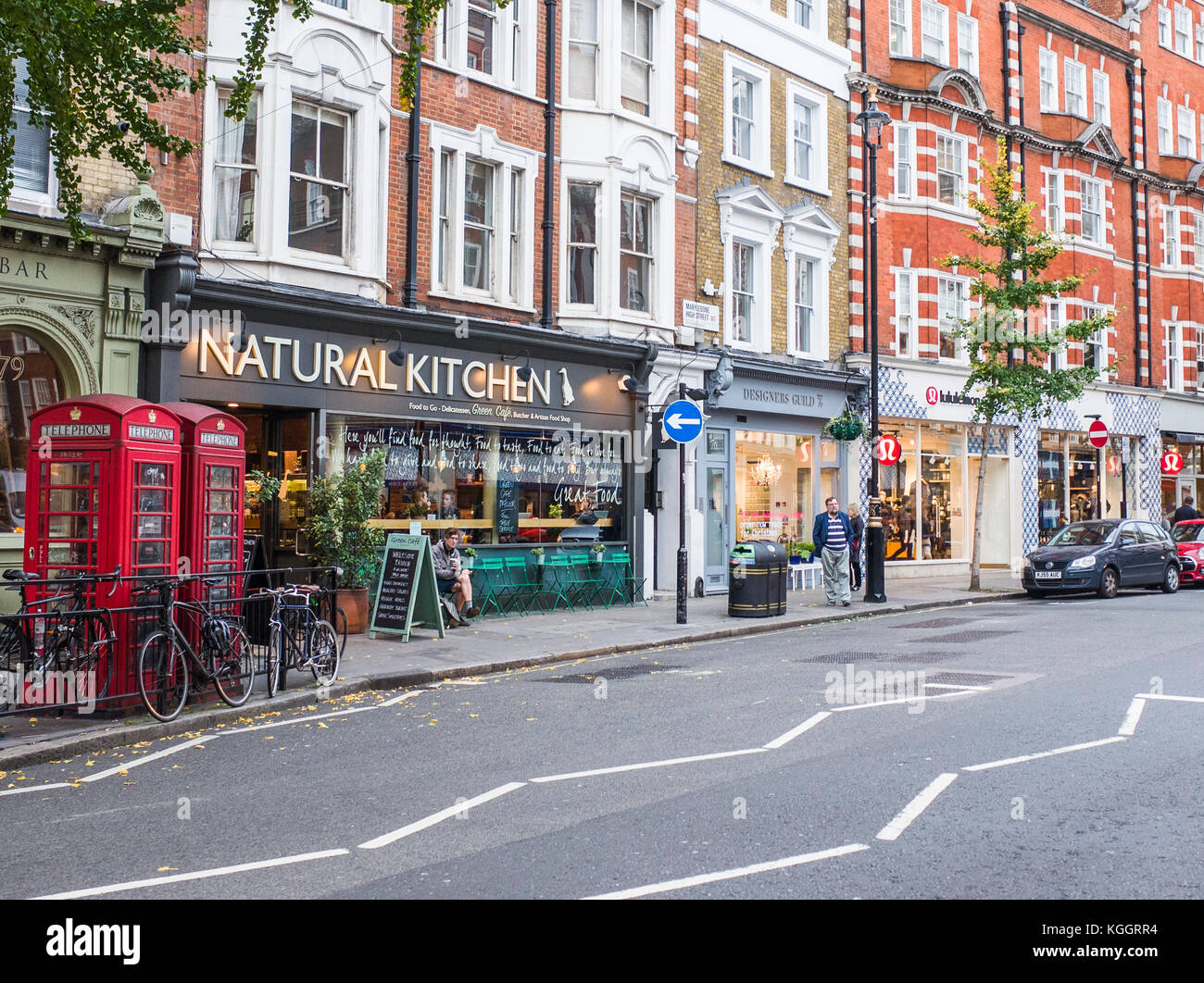 Una fila di boutique in Marylebone High Street, Londra Foto Stock