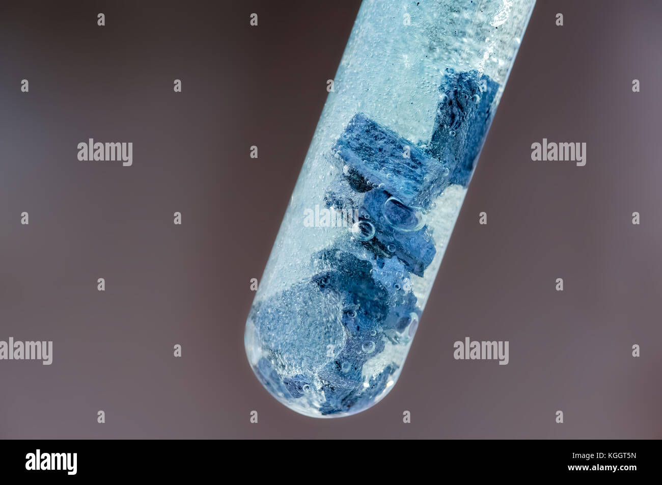 Produzione di idrogeno nel tubo di prova Foto Stock
