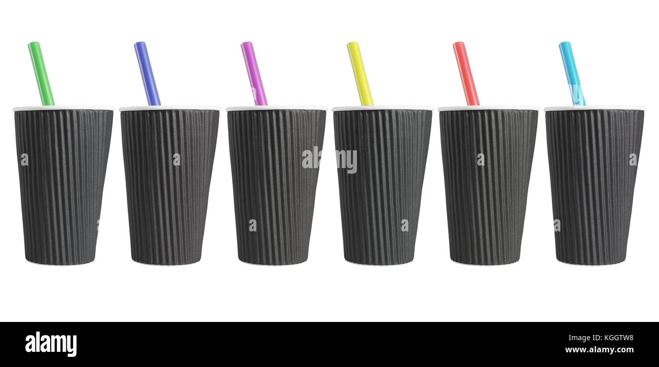 Riga nera di tazzine da caffè in plastica colorata cannucce Foto Stock Riga nera di tazzine da caffè in plastica colorata cannucce Foto Stock