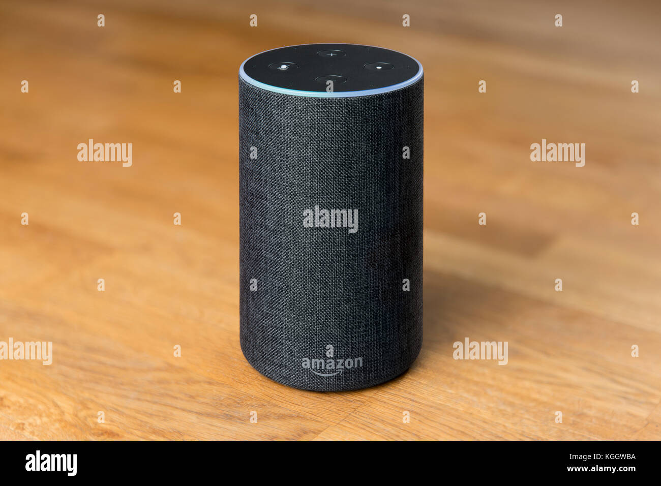 Il 2017 Rilascio di un carbone Amazon eco (di seconda generazione) smart speaker e intelligente assistente personale Alexa sparato contro un sfondo di legno Foto Stock