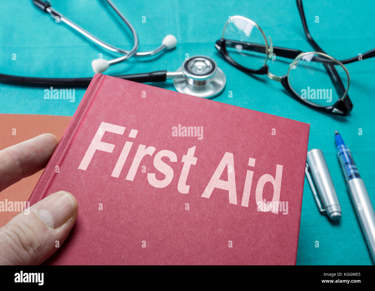 Medico detiene il libro sulla medicina di primo soccorso in un ospedale Foto Stock
