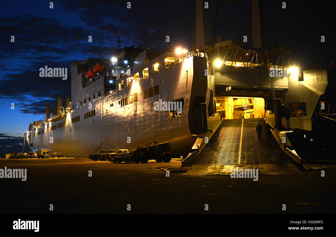 Sealift militare del comando USNS Brittin siede presso il porto di Ponce, Puerto Rico, nov. 4, 2017. I soldati della 597th brigata di trasporto in base a Foto Stock