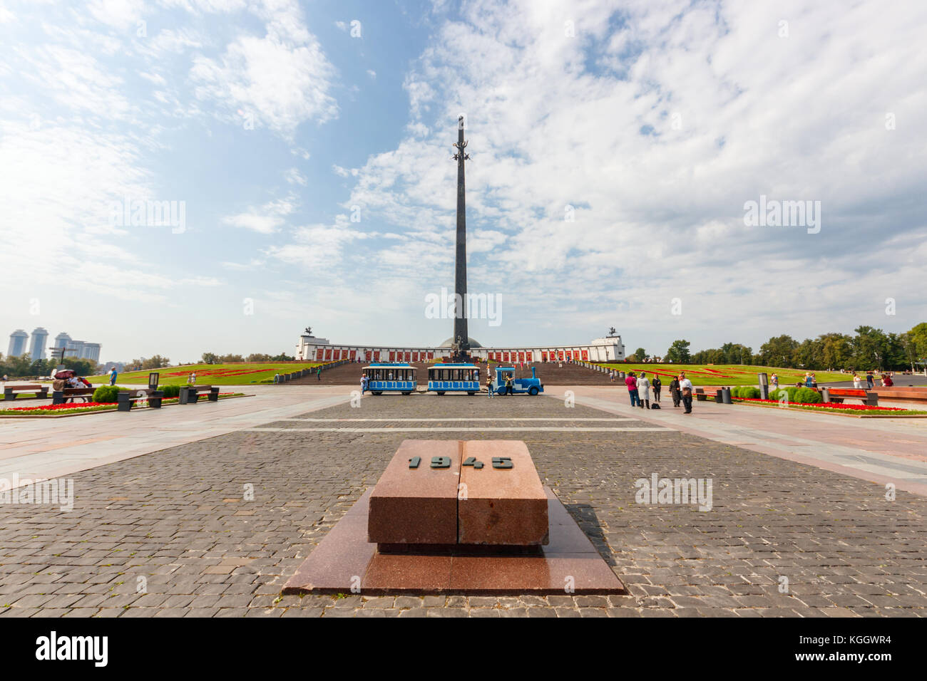 Il 141,8 m. alto obelisco e una console di marmo segna la fine anno di WOII presso la Collina Poklonnaya il Parco della Vittoria. Mosca Russia. Foto Stock