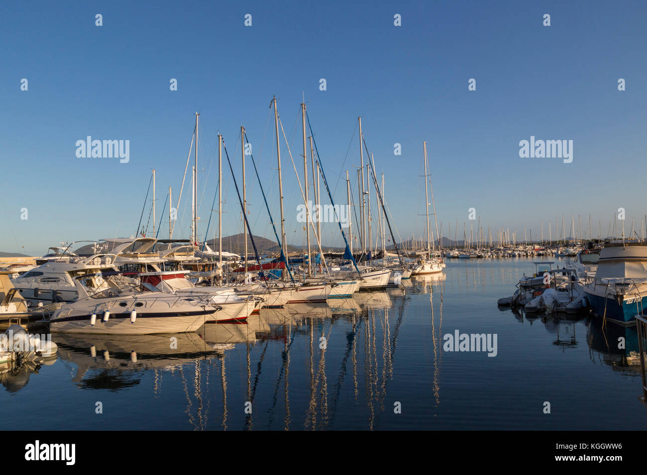 Yacht ormeggiati nel porto di Alghero Foto Stock