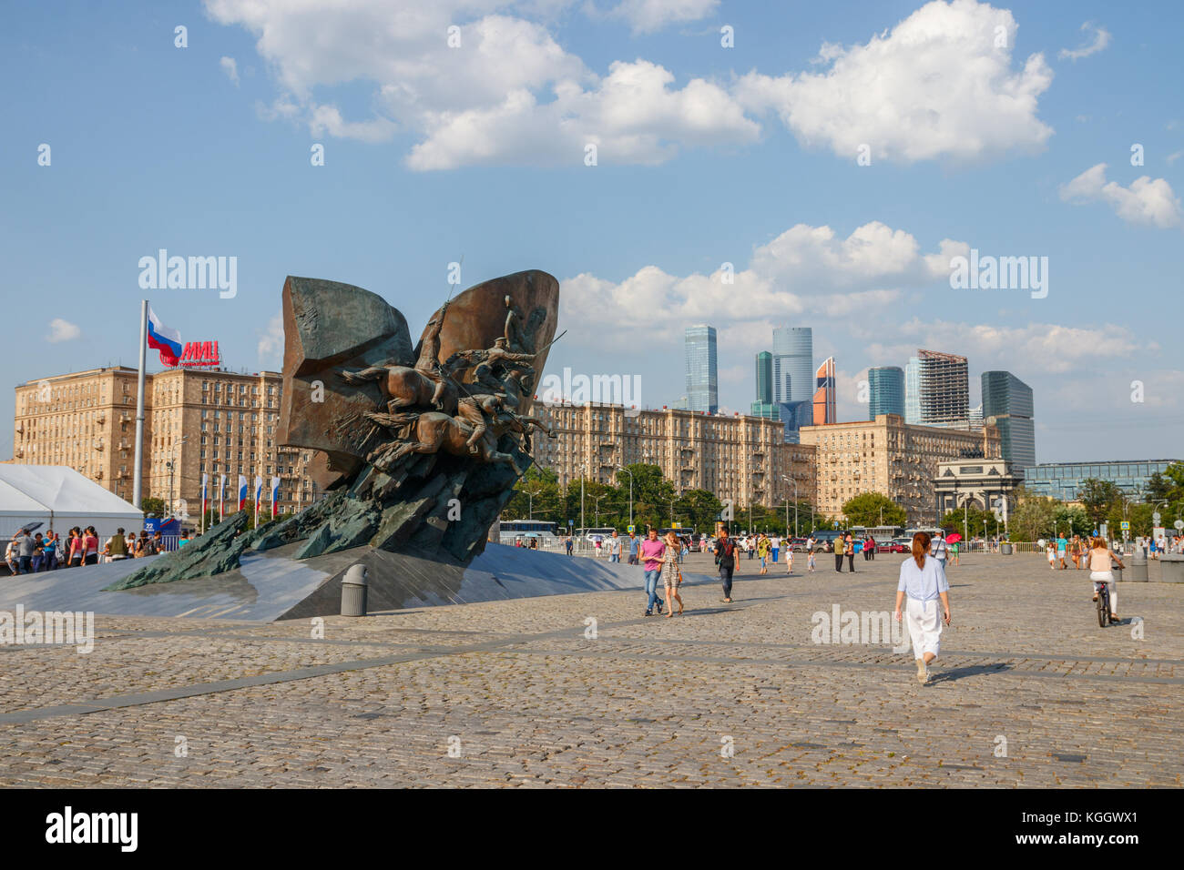 Il monumento agli eroi della prima guerra mondiale con il Kutuzovsky Prospekt. Mosca, Russia. Foto Stock