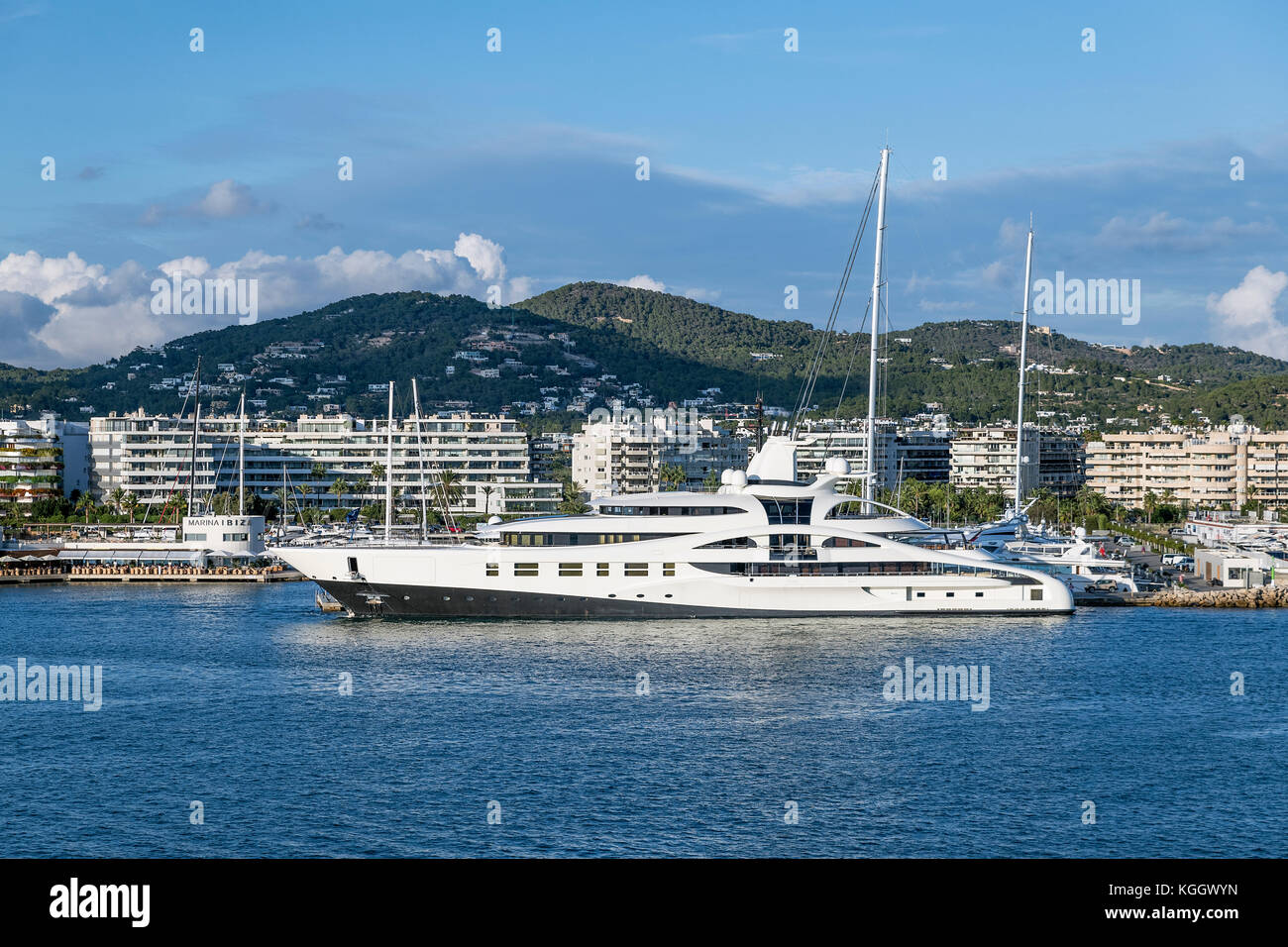 Super yacht dockin il porto di Ibiza, Ibiza, isole Baleari, Spagna. Foto Stock