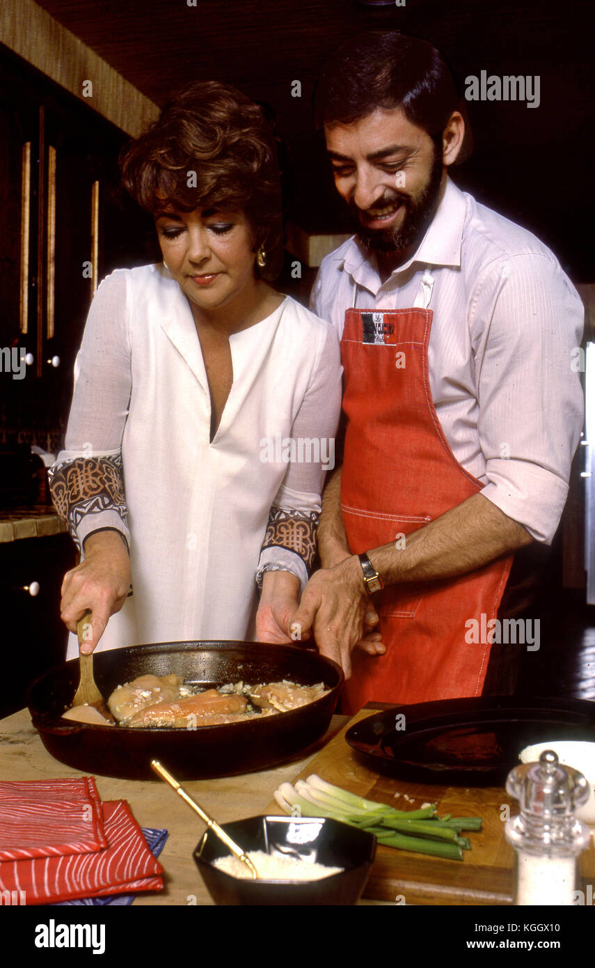 Elizabeth Taylor riceve una lezione di cucina dello chef Nick Grippo nella cucina del suo Bel Air, CA home. Foto Stock
