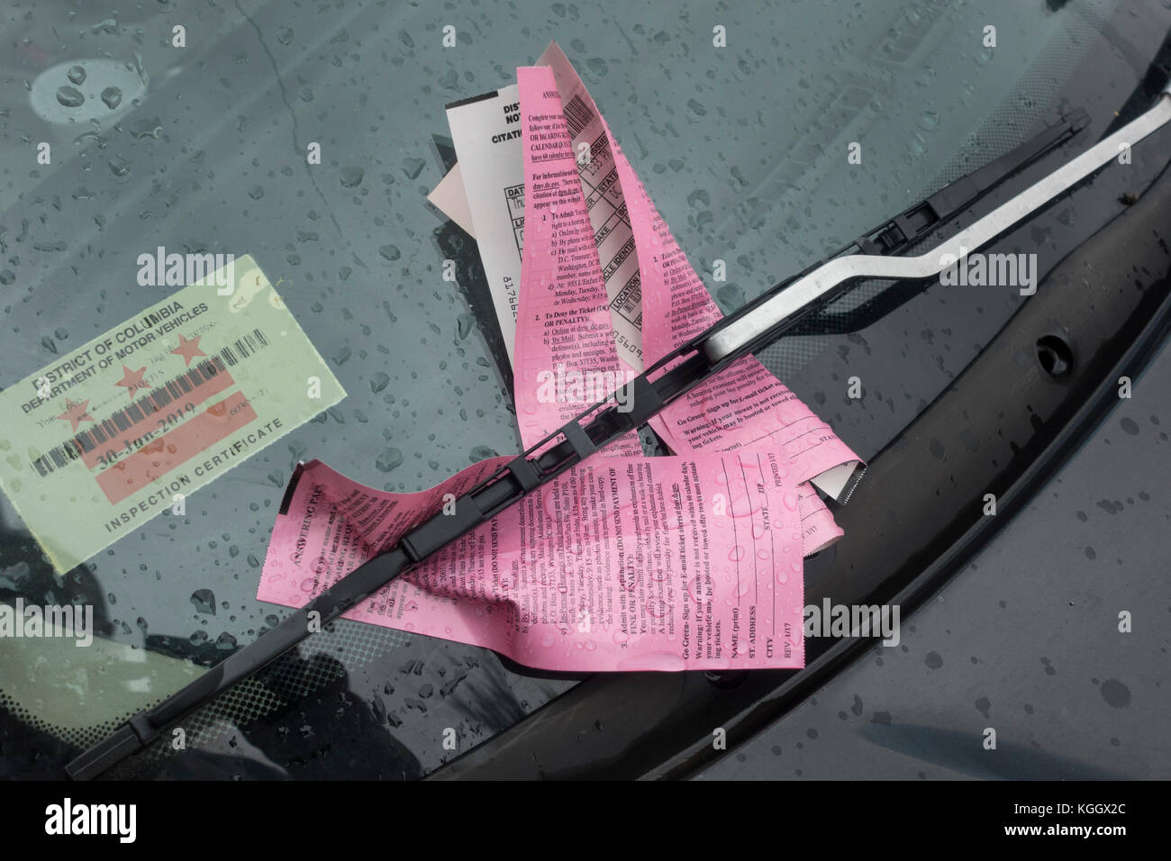 Diversi i biglietti per il parcheggio su un parabrezza di automobile Foto Stock