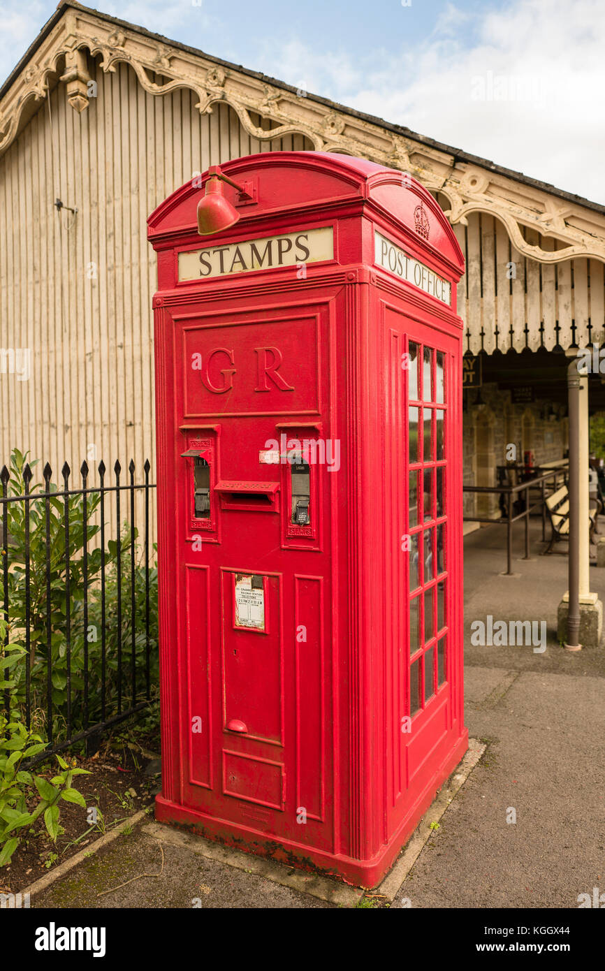 Una molto rara vecchio K4 combinato telefono pubblico chiosco e distributori automatici di francobolli e un serviced casella postale presso Cranmore stazione ferroviaria di Somer Foto Stock