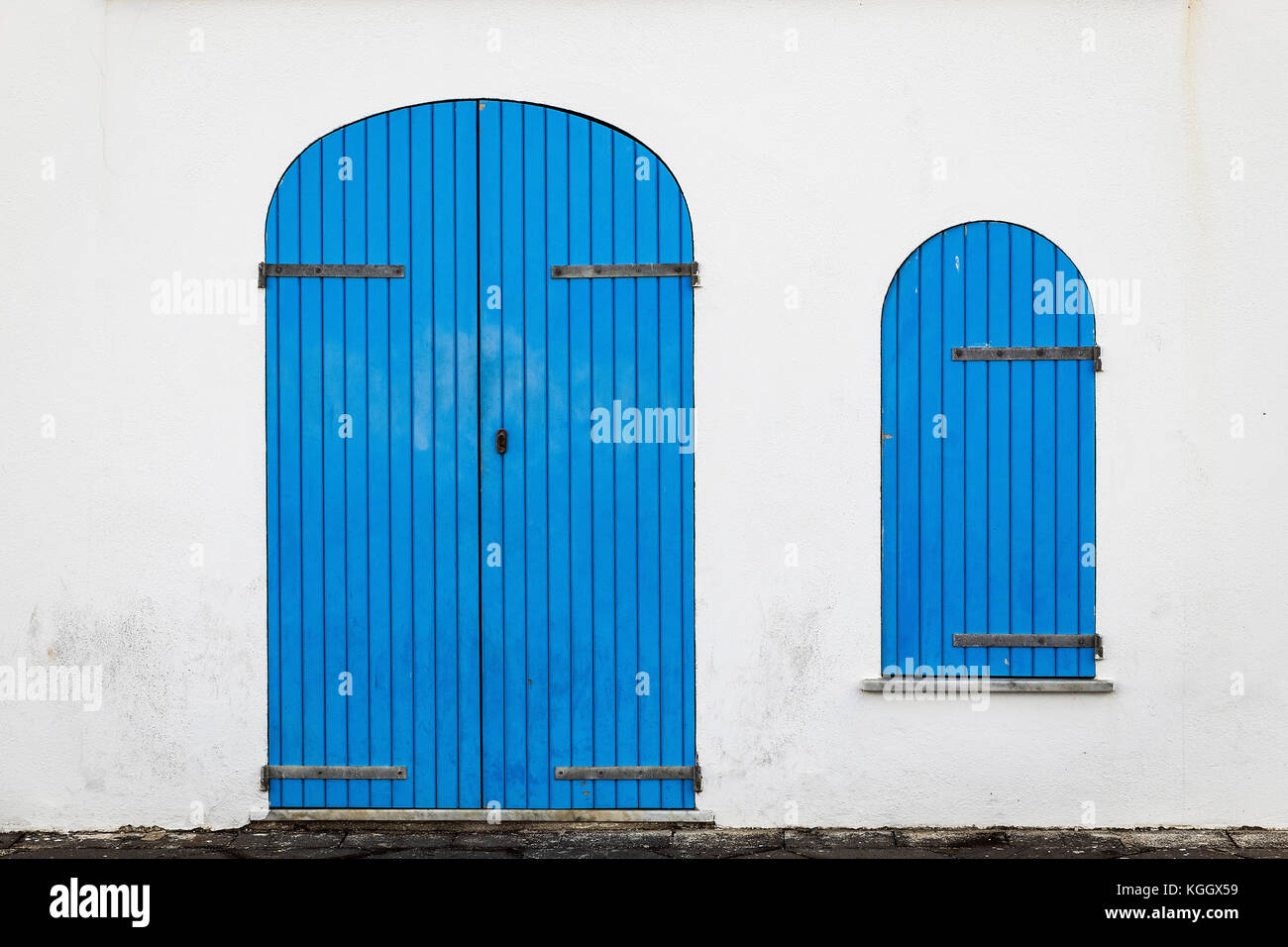 Blue porta e finestra con persiane, Alghero, Sardegna, Italia. Foto Stock