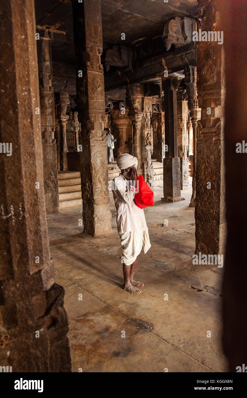 Uomo indiano pregando in un tempio di Hampi, Karnataka, India Foto Stock