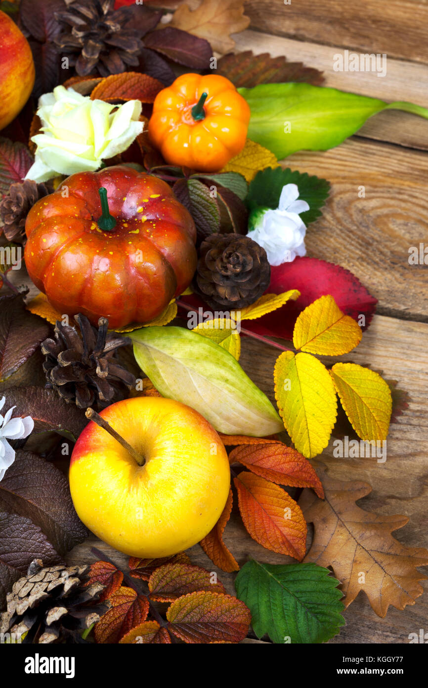 Decorazione di ringraziamento con Apple, zucca, pigne e colorato lascia cadere sul rustico sfondo di legno Foto Stock