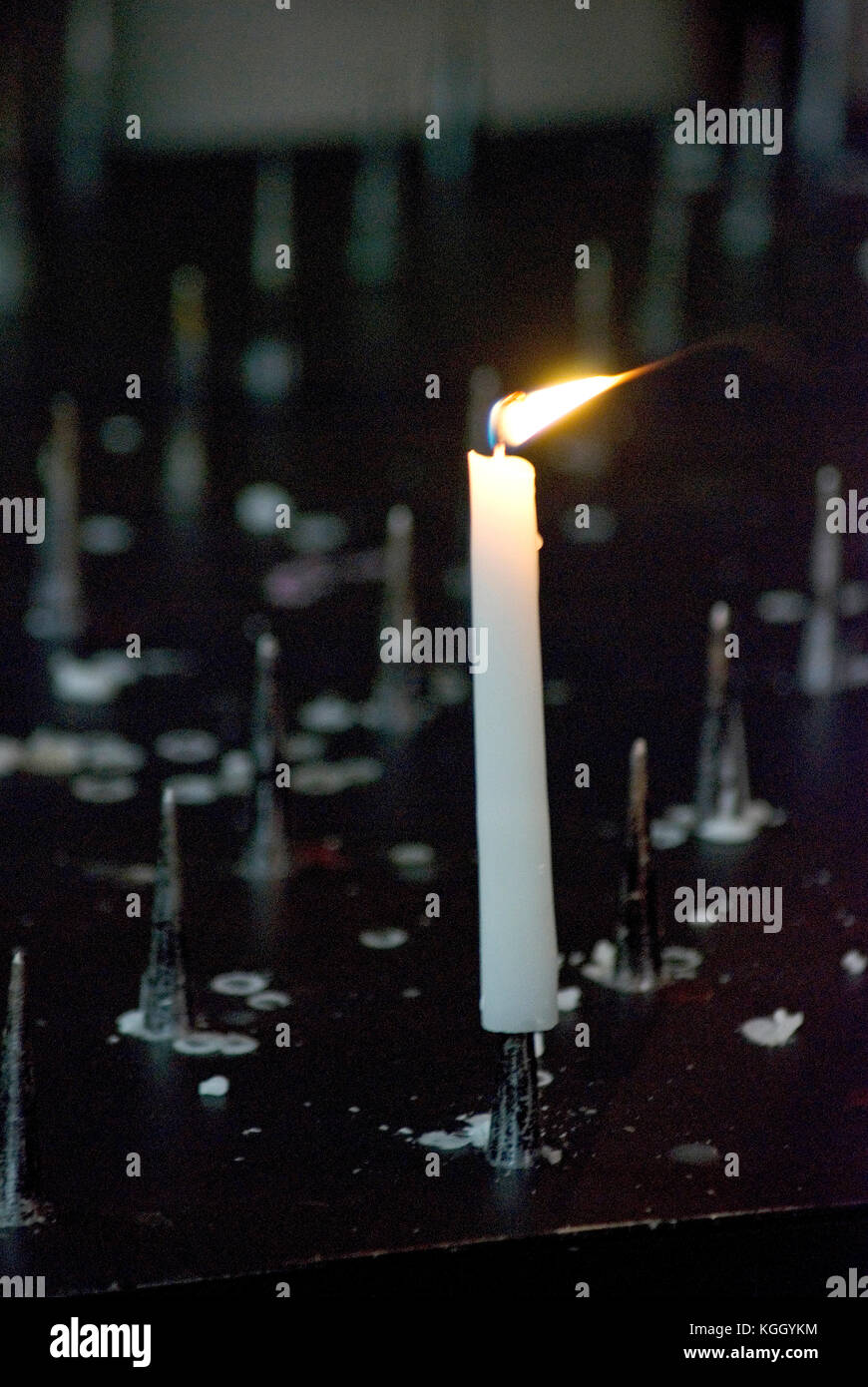 Singola candela votiva in una chiesa di Parigi, Francia Foto Stock