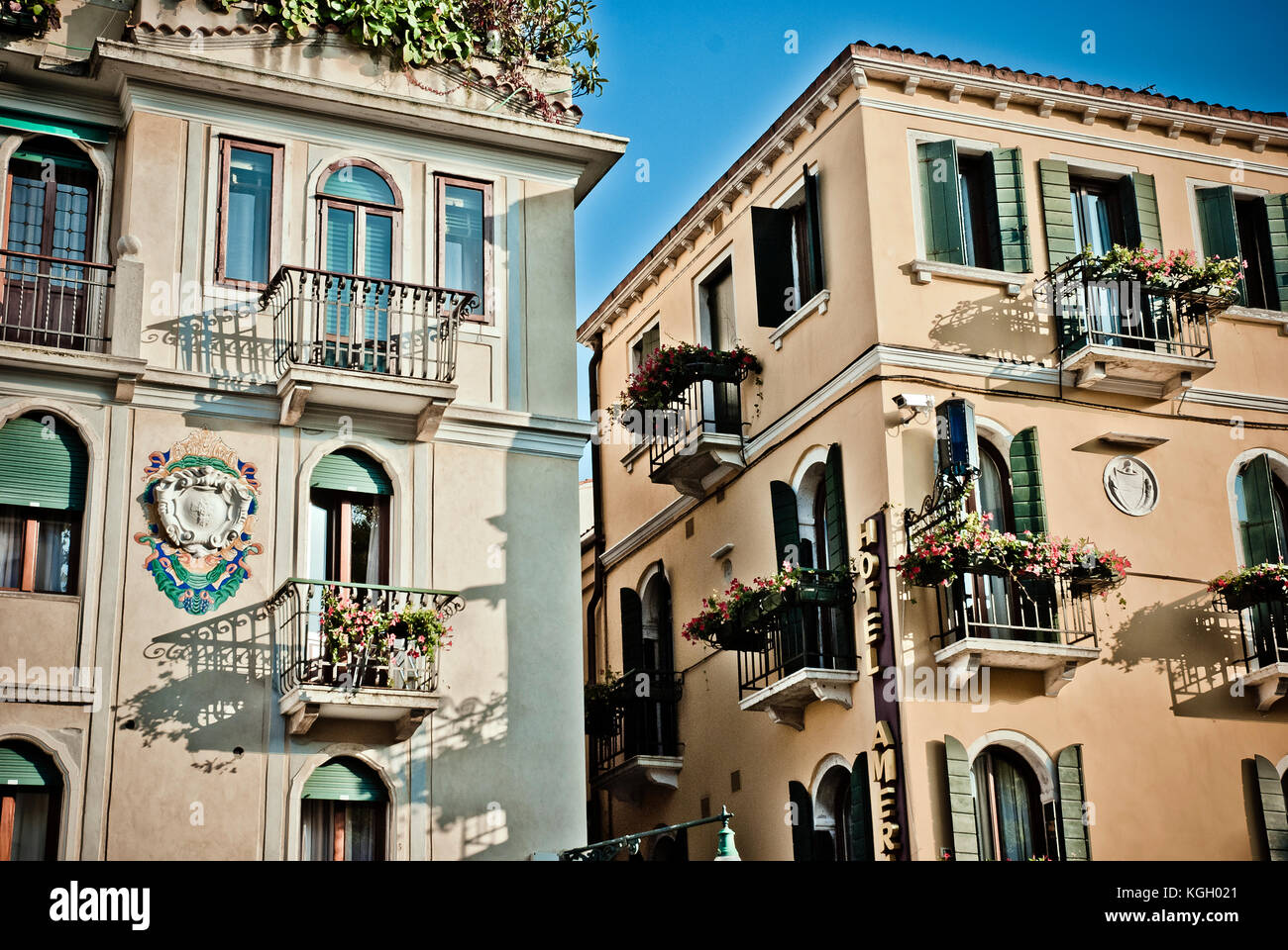 Tipiche veneziane finestre, serramenti e balconi Foto stock - Alamy