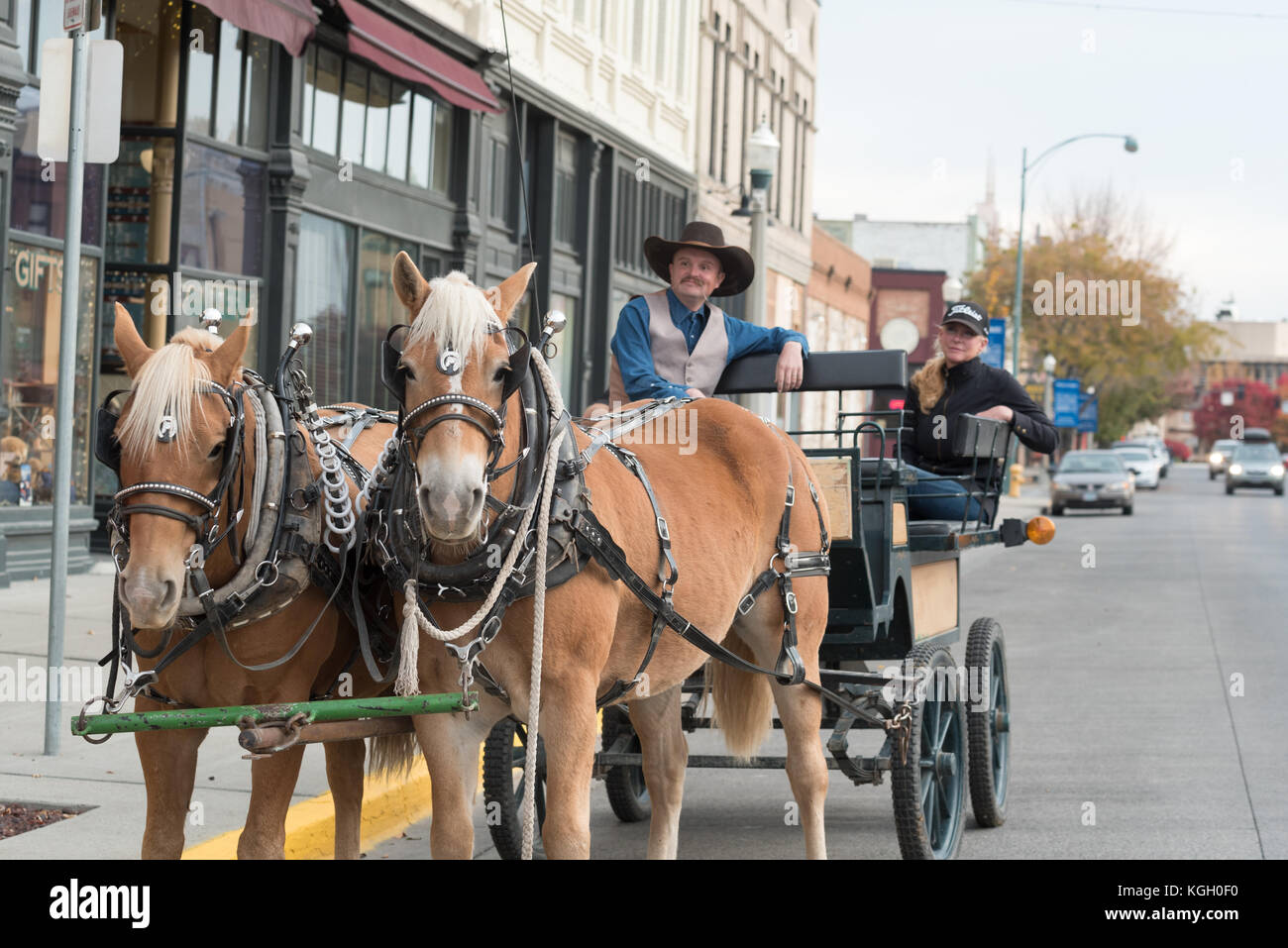 Cavallo e buggy tour di fronte allo storico geiser grand hotel nel centro cittadino di Città del panettiere, Oregon. Foto Stock