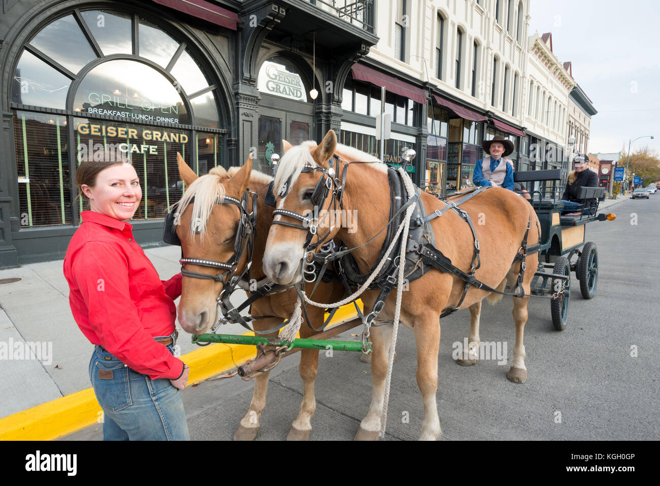 Cavallo e buggy tour di fronte allo storico geiser grand hotel nel centro cittadino di Città del panettiere, Oregon. Foto Stock