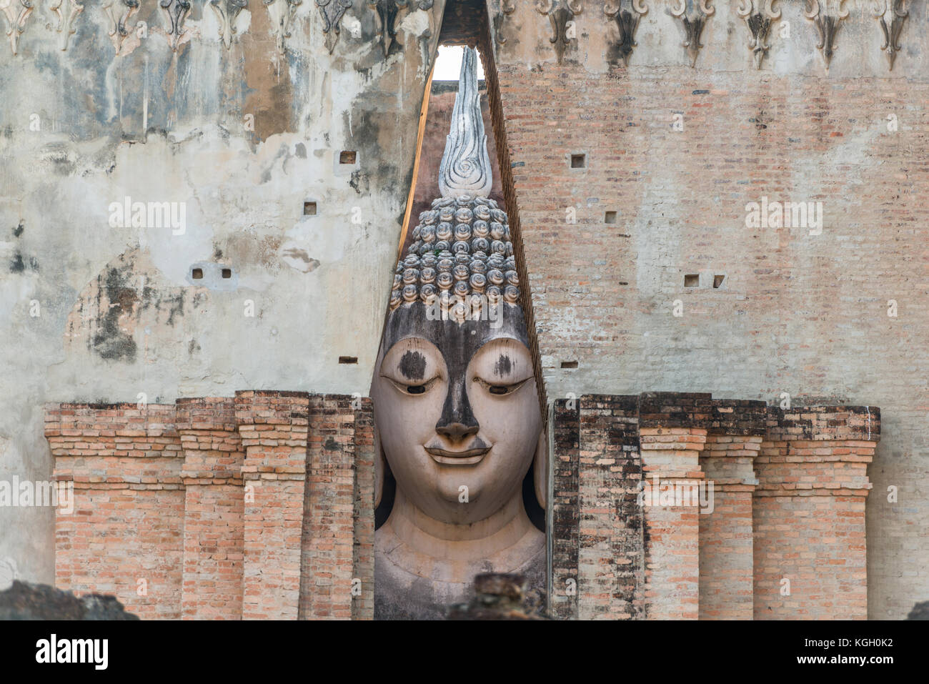 Immagine del buddha in chiesa in rovina del tempio di Sukhothai historical park, meta di viaggio della Thailandia Foto Stock