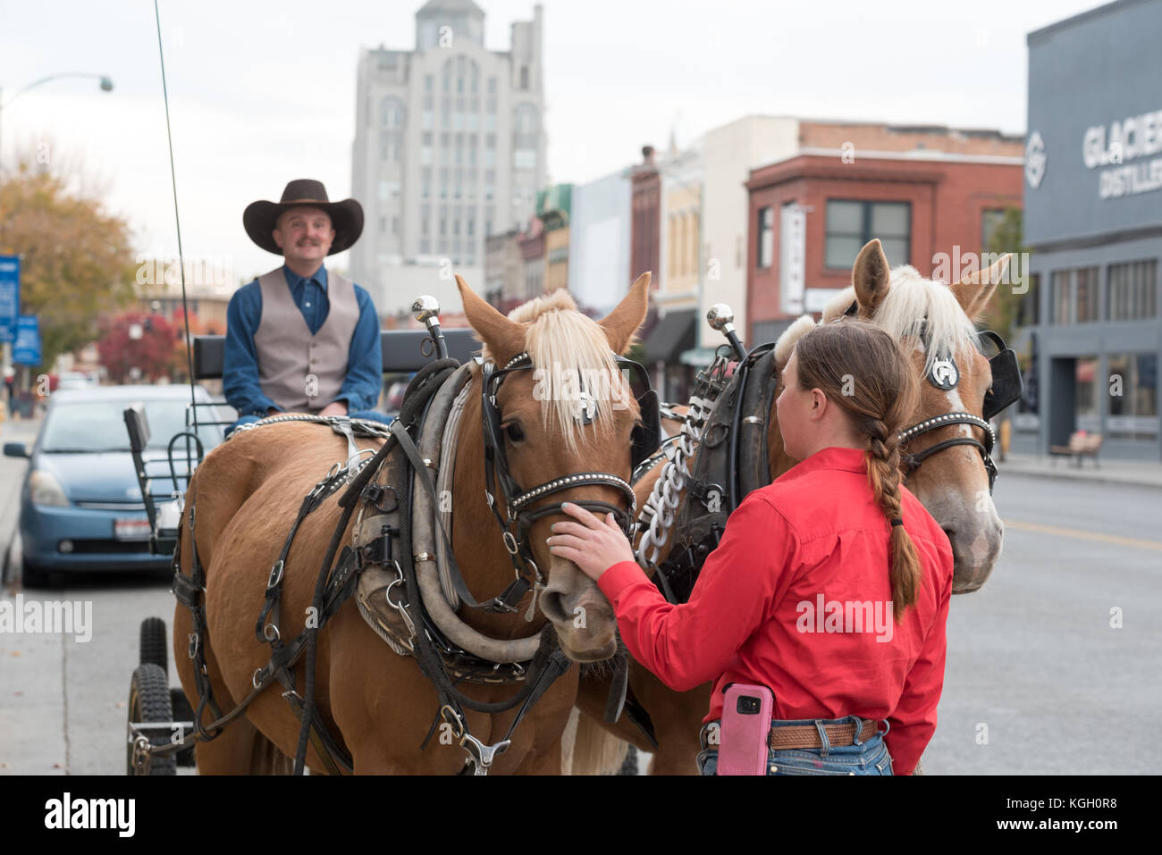 Giovane con cavallo e buggy di fronte allo storico geiser grand hotel nel centro cittadino di Città del panettiere, Oregon. Foto Stock