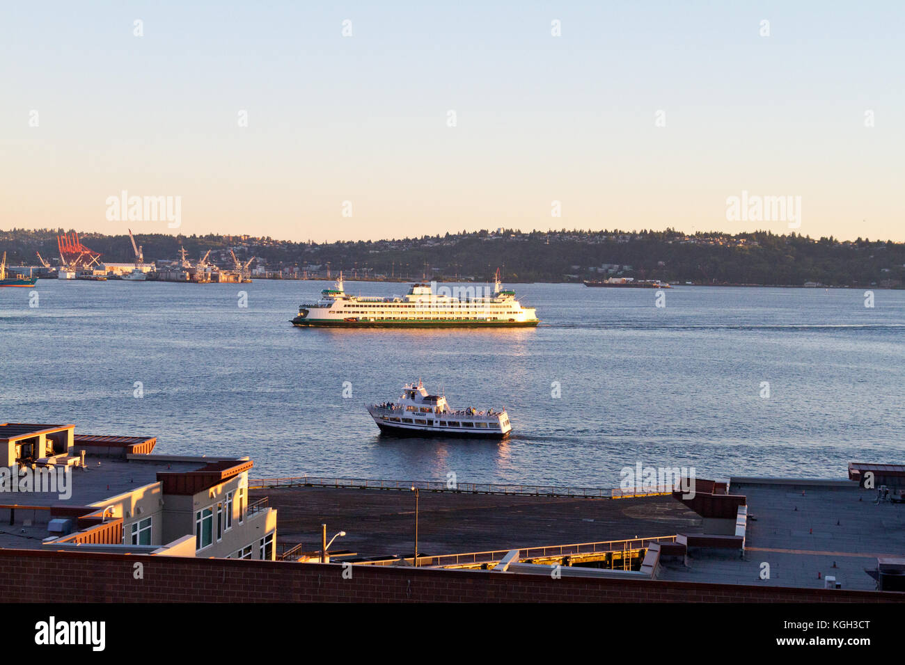 Tour di barche in Seattle, Washington harbour con tardo pomeriggio di sole. Foto Stock