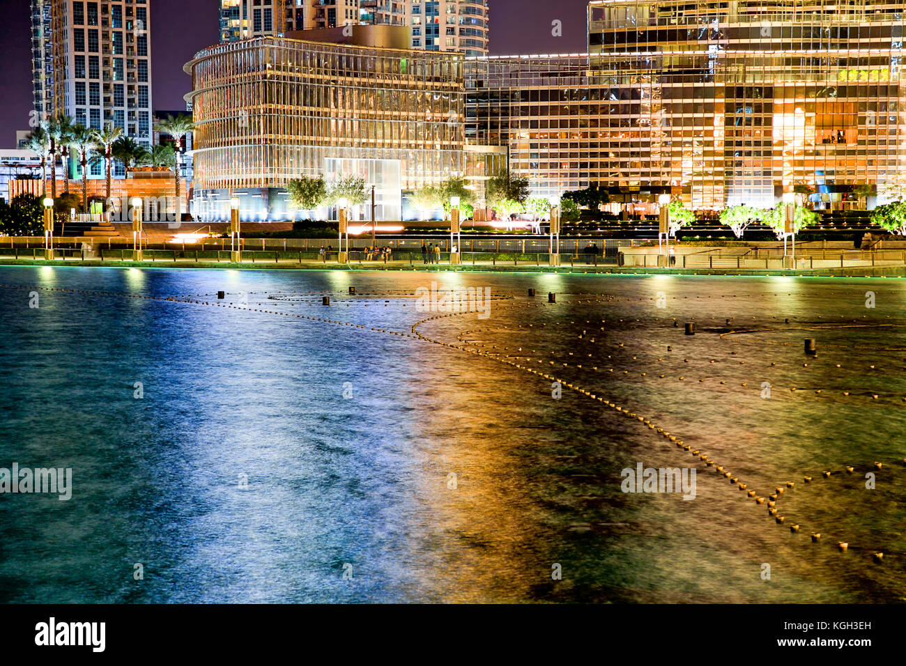 Scena notturna a dubai downtown. vista a dubai fontana e office e gli edifici residenziali in background. Foto Stock