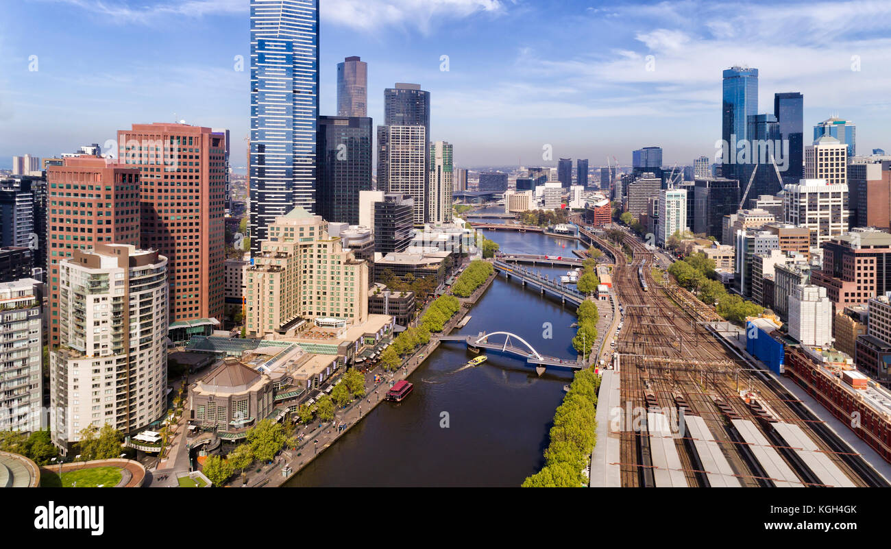 Elevata vista ravvicinata all'interno di città di Melbourne CBD oltre il fiume Yarra acque e stazione di Flinders piattaforme ferroviarie tra i sobborghi di edifici ad alta Foto Stock