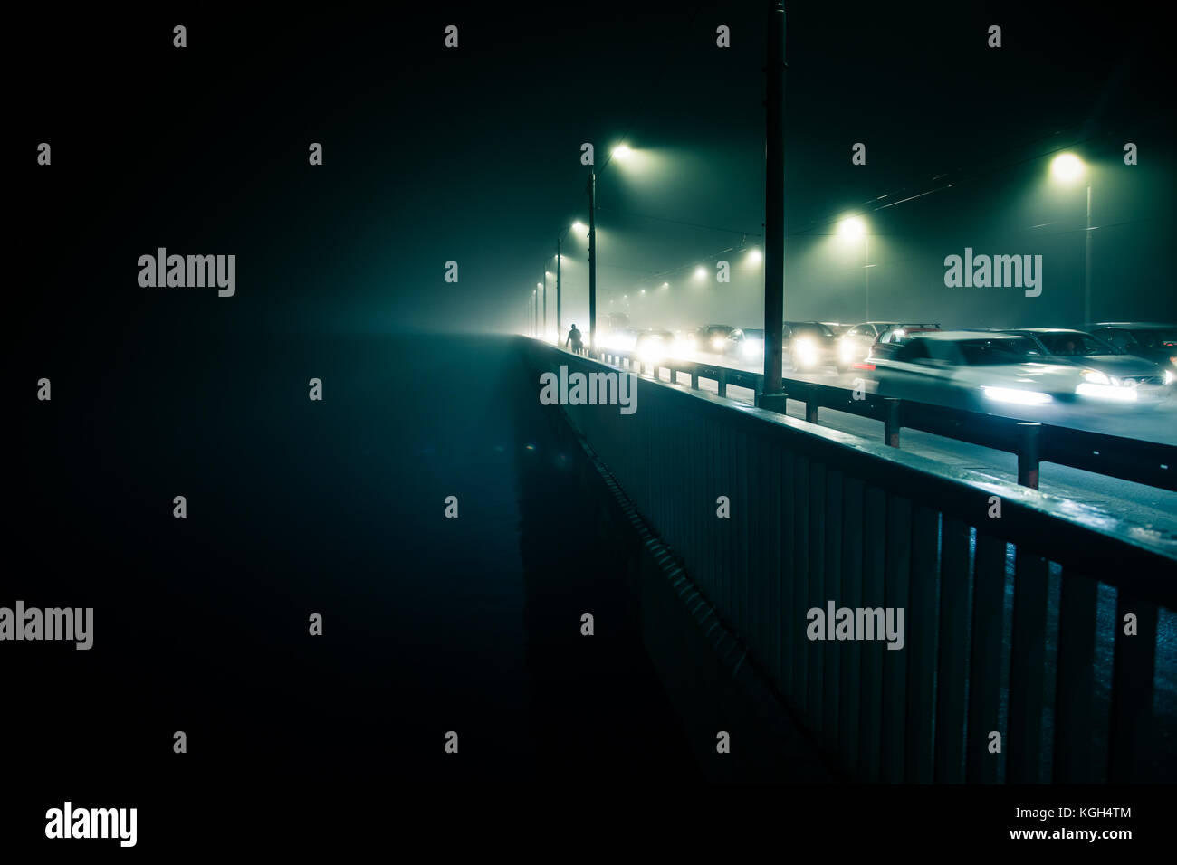 Una bella serata nebbia sopra il fiume nel centro della città. ponte nella nebbia, paesaggio autunnale. morbido, sfocate, misty look. colorate, mystic cityscape di ri Foto Stock