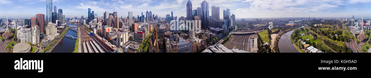 Ultra wide di 360 gradi il panorama della città di Melbourne CBD sopra fiume Yarra e dintorni ad alta aumenta e i principali punti di riferimento della città. Foto Stock