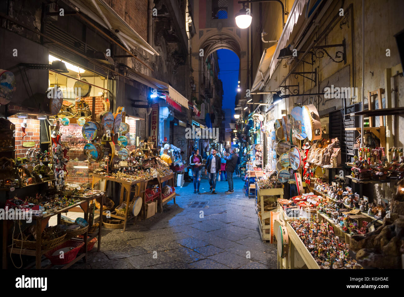 NAPOLI, ITALIA - 16 OTTOBRE 2017: Vista notturna del famoso "vicolo di Natale" (via San Gregorio Armeno), sede dei Presepi napoletani (Presepi) Foto Stock