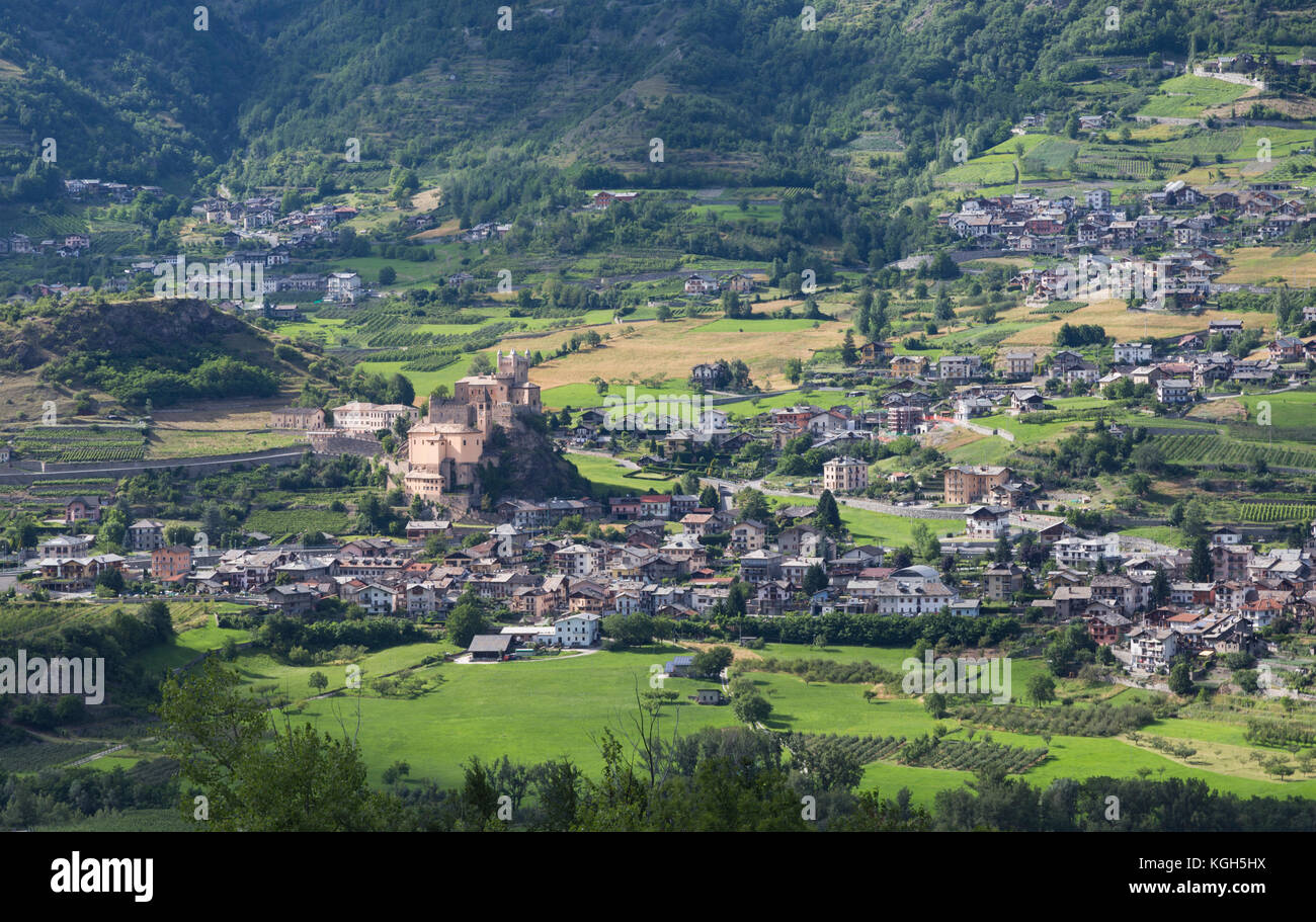 Saint-pierre, Valle d'Aosta, Italia. Saint-pierre castello con la chiesa parrocchiale di Saint-pierre al di sotto di esso. Foto Stock