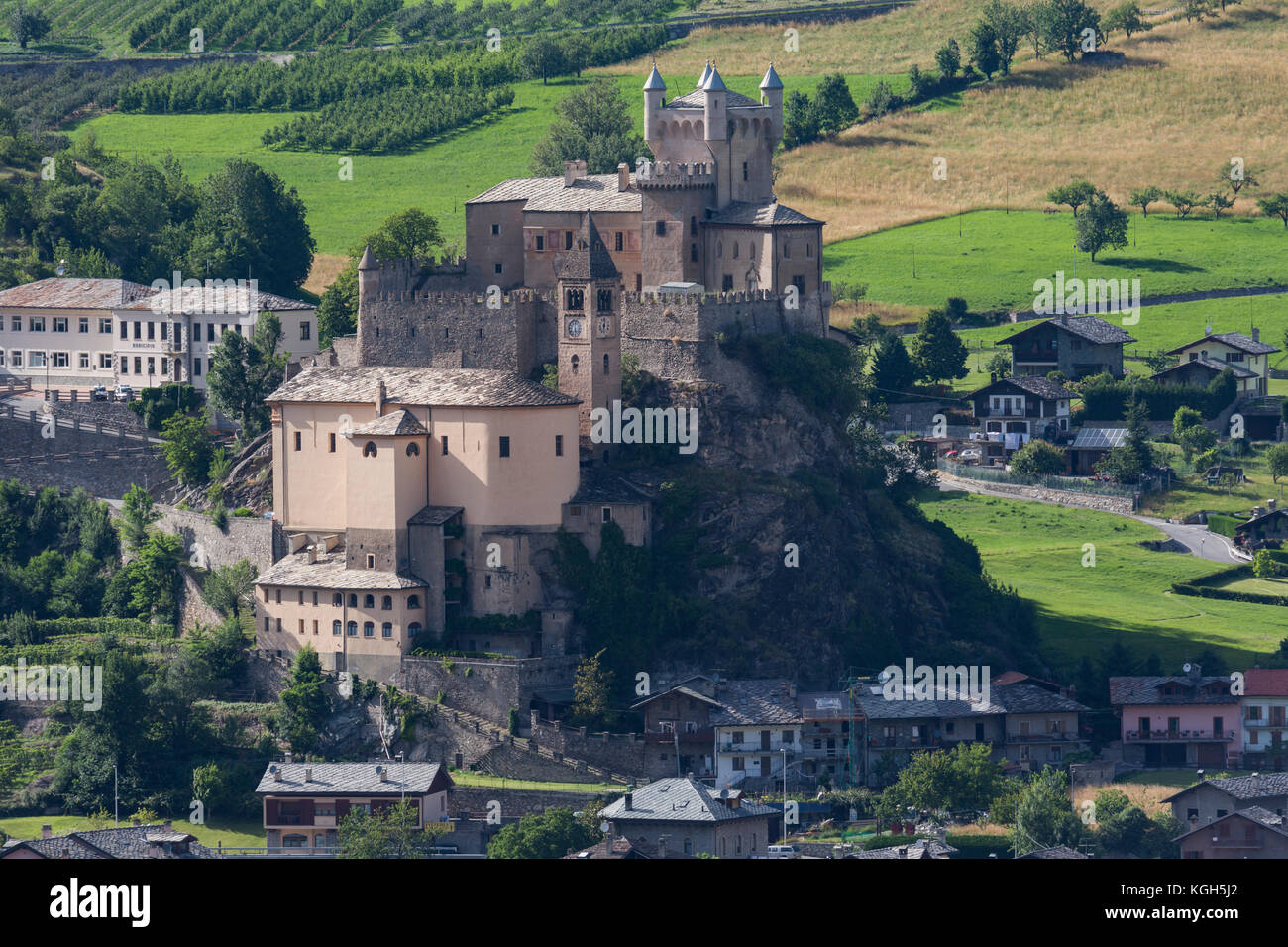 Saint-pierre, Valle d'Aosta, Italia. Saint-pierre castello con la chiesa parrocchiale di Saint-pierre al di sotto di esso. Foto Stock