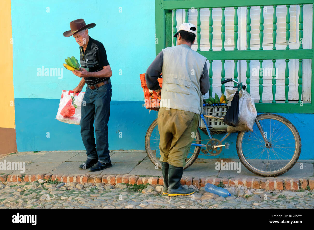 Cowboy doppio controllo della sua appena comprato le banane, Trinidad, provincia di Sancti Spíritus, Cuba Foto Stock