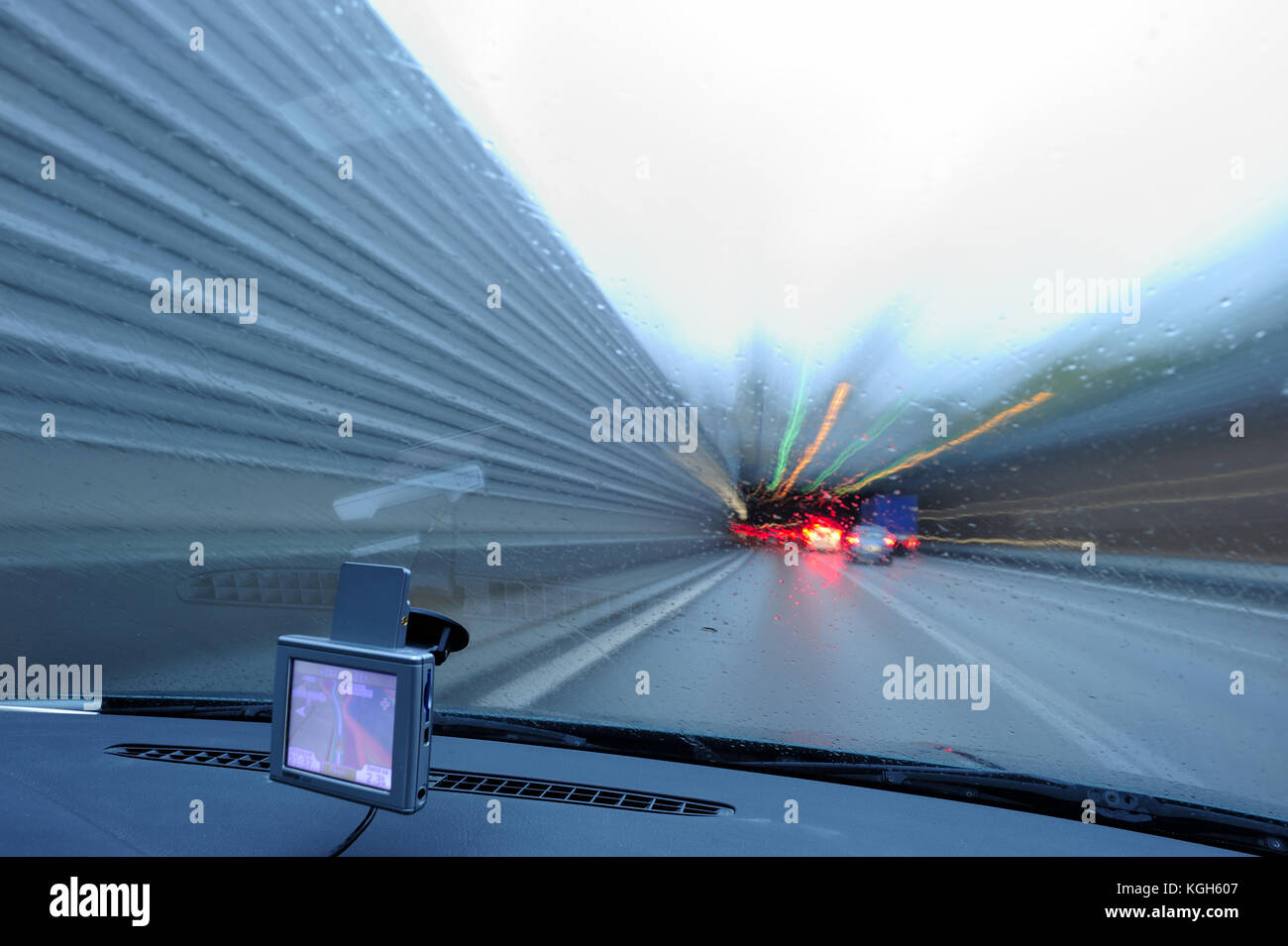 Viaggi, guida, auto, la navigazione, la velocità, la velocità, la distanza, le condizioni di guida su strada, Città, pioggia, slitta, driver,guida, di notte, guida, scuro, crepuscolo, Foto Stock