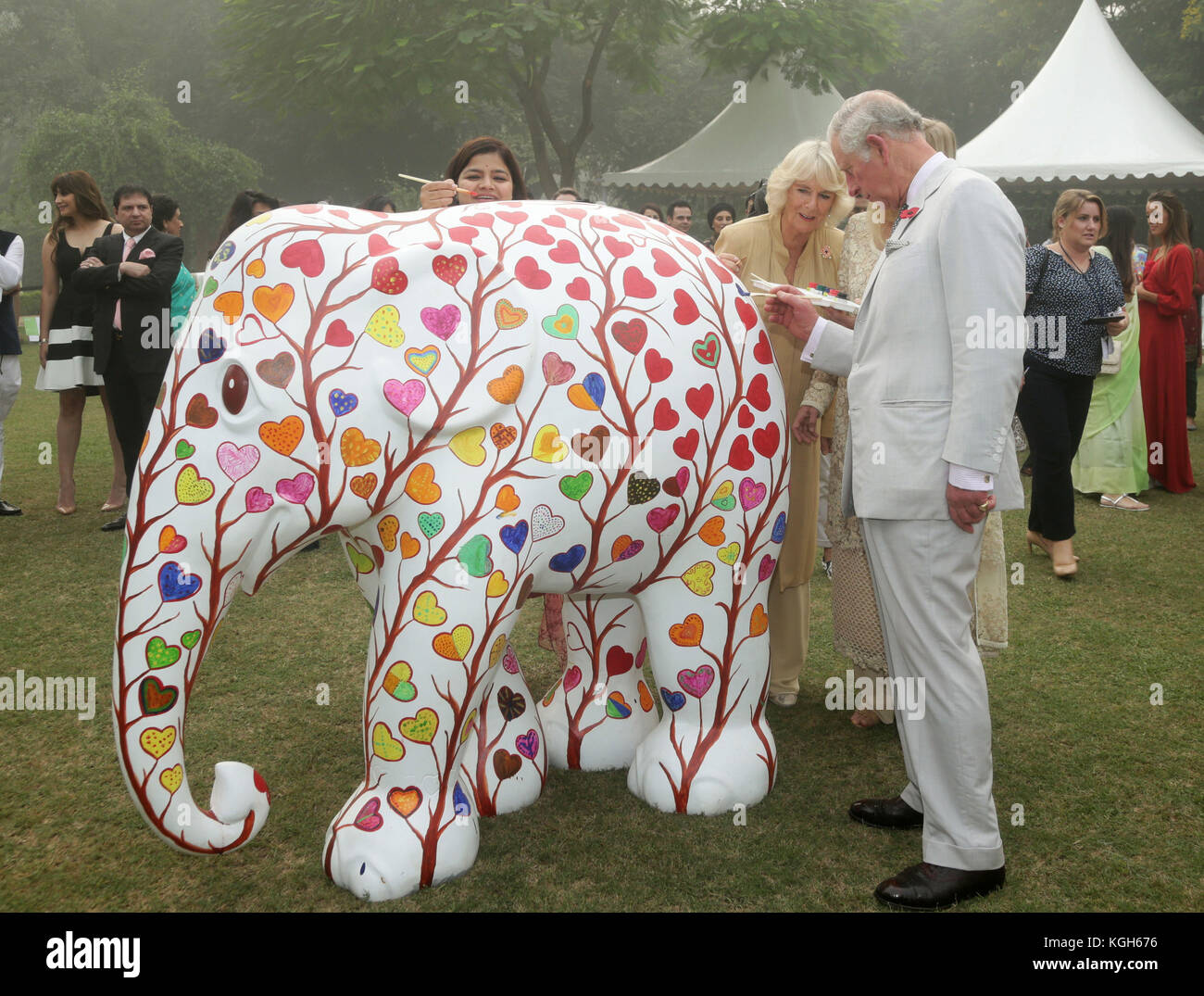 Il Principe del Galles e la Duchessa di Cornovaglia dipingono un elefante modello durante un evento benefico della Famiglia degli Elefanti presso la residenza dell'Alto Commissario britannico a Nuova Delhi, in India, sull'ultima tappa del loro tour in Estremo Oriente. Foto Stock