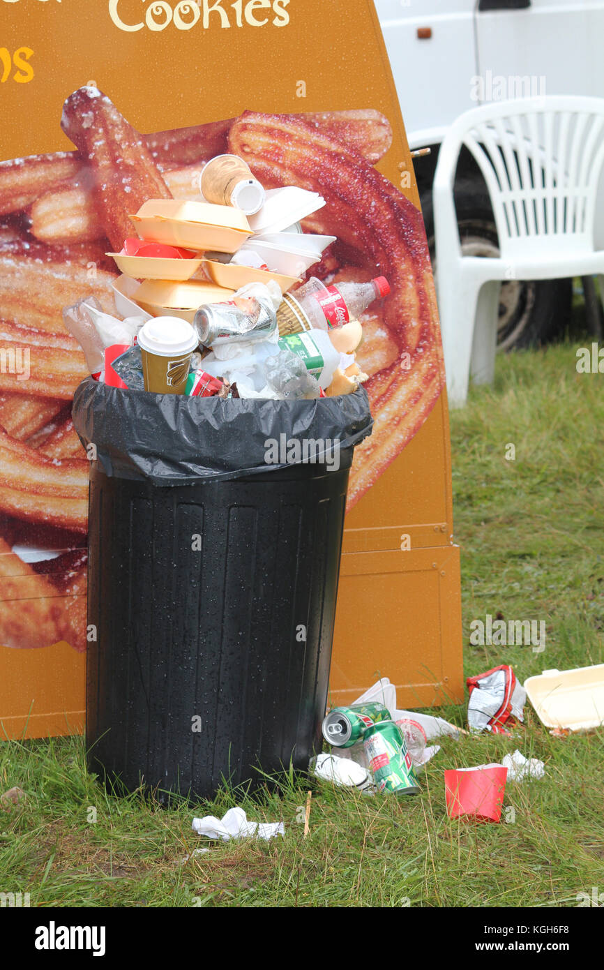 Serbatoio sovraccarico. I rifiuti del festival si accumulano più velocemente di quanto possa essere eliminato, incoraggiando mosche, vespe e gabbiani. Vittoria temporanea sull'inquinamento. Foto Stock