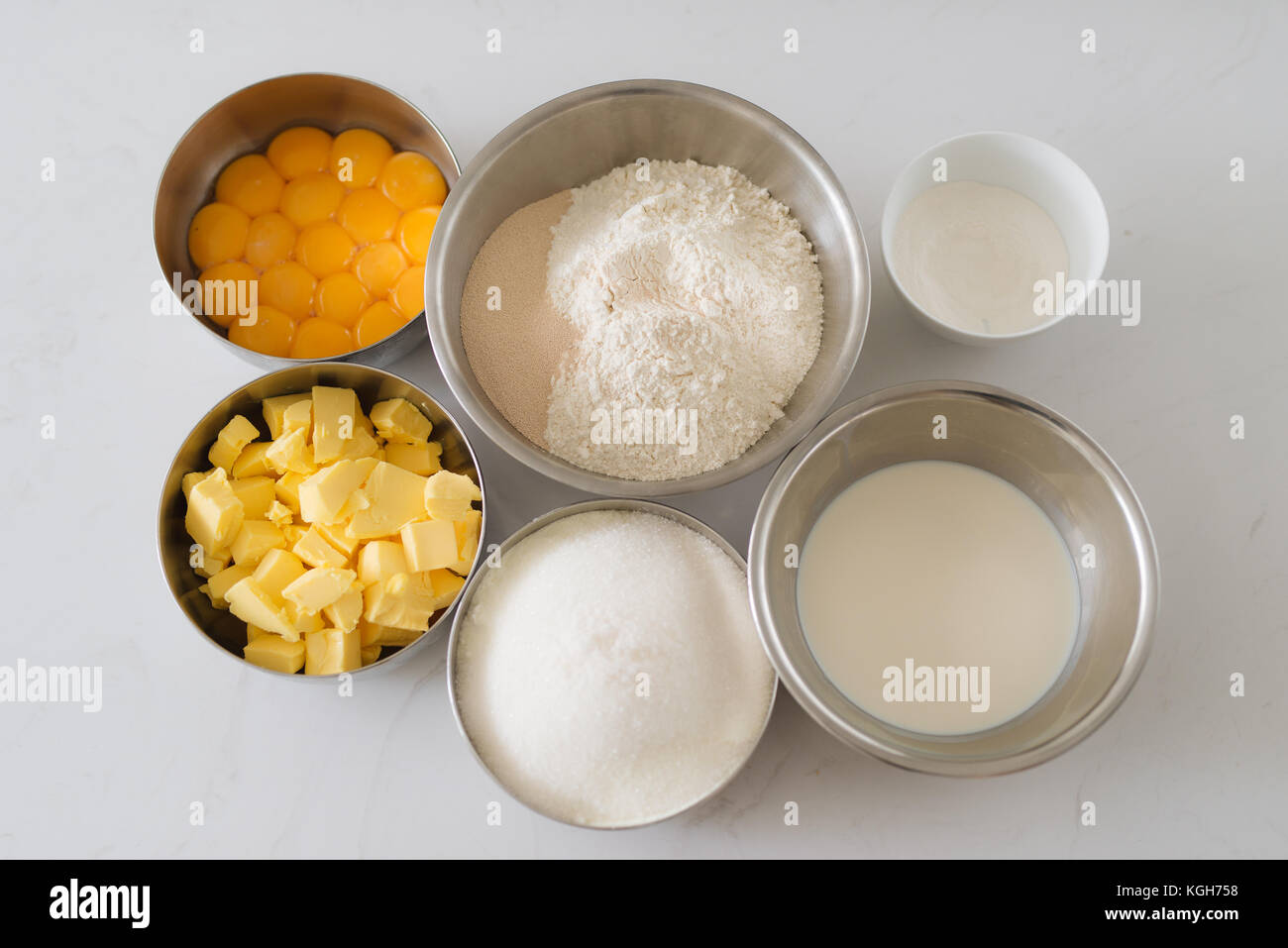 Lo chef pasticceria. ingredienti per la cottura della torta Foto Stock