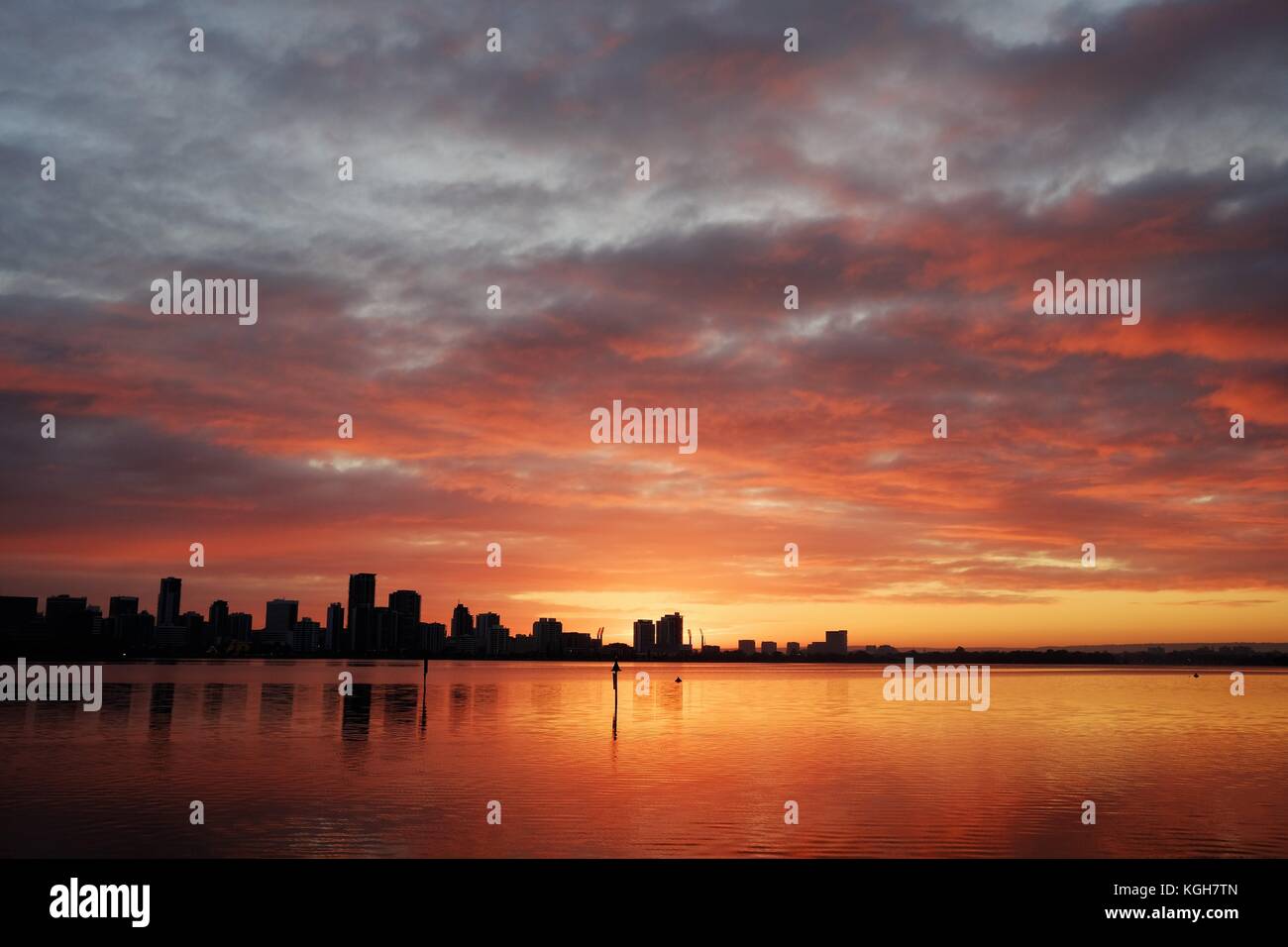 Dopo la pioggia scenic sunrise al fiume Swan, Perth. Foto Stock