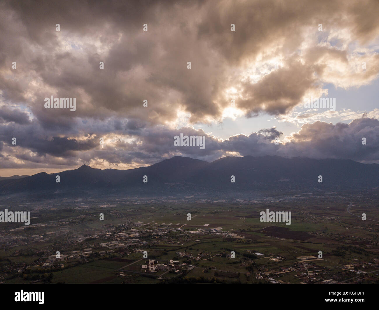 Vista aerea di una giornata nuvolosa in una campagna italiana al tramonto Foto Stock