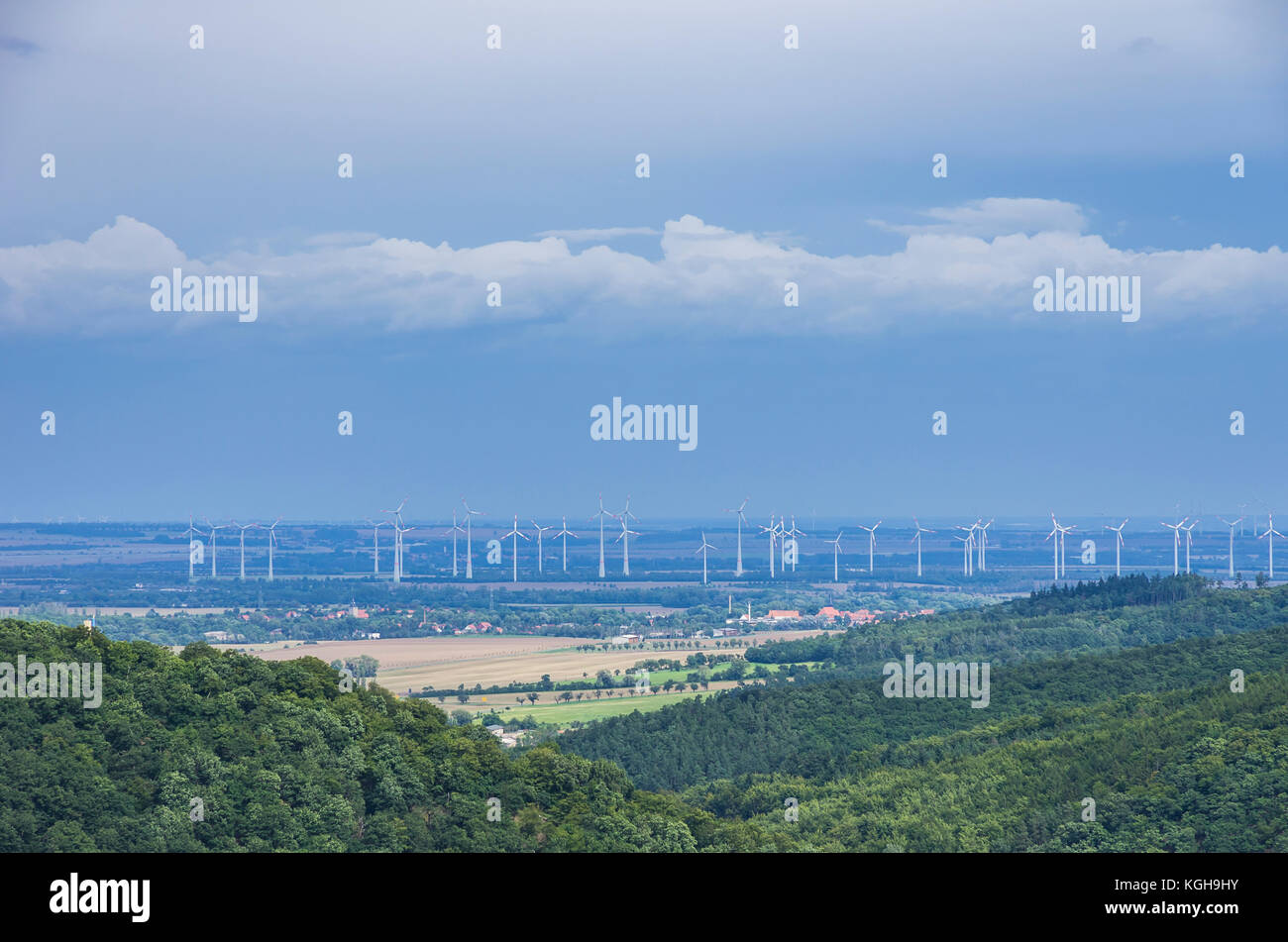 Parco eolico sulle montagne Harz vicino Falkenstein, Sassonia-Anhalt, Germania. Foto Stock