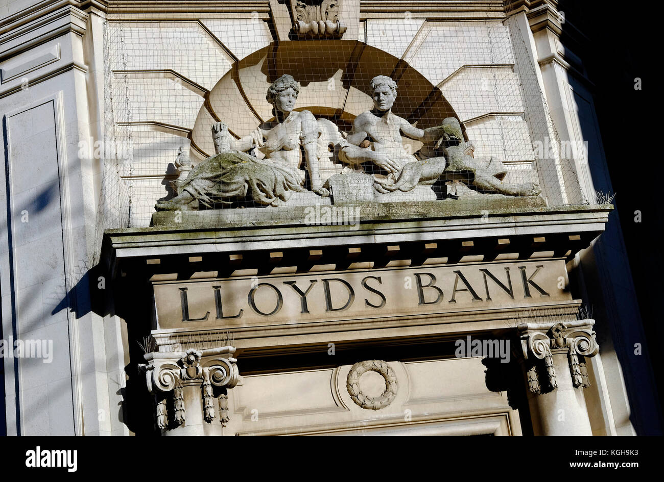 Lloyds Bank segno scolpito in pietra sul periodo vecchio edificio di stile Foto Stock