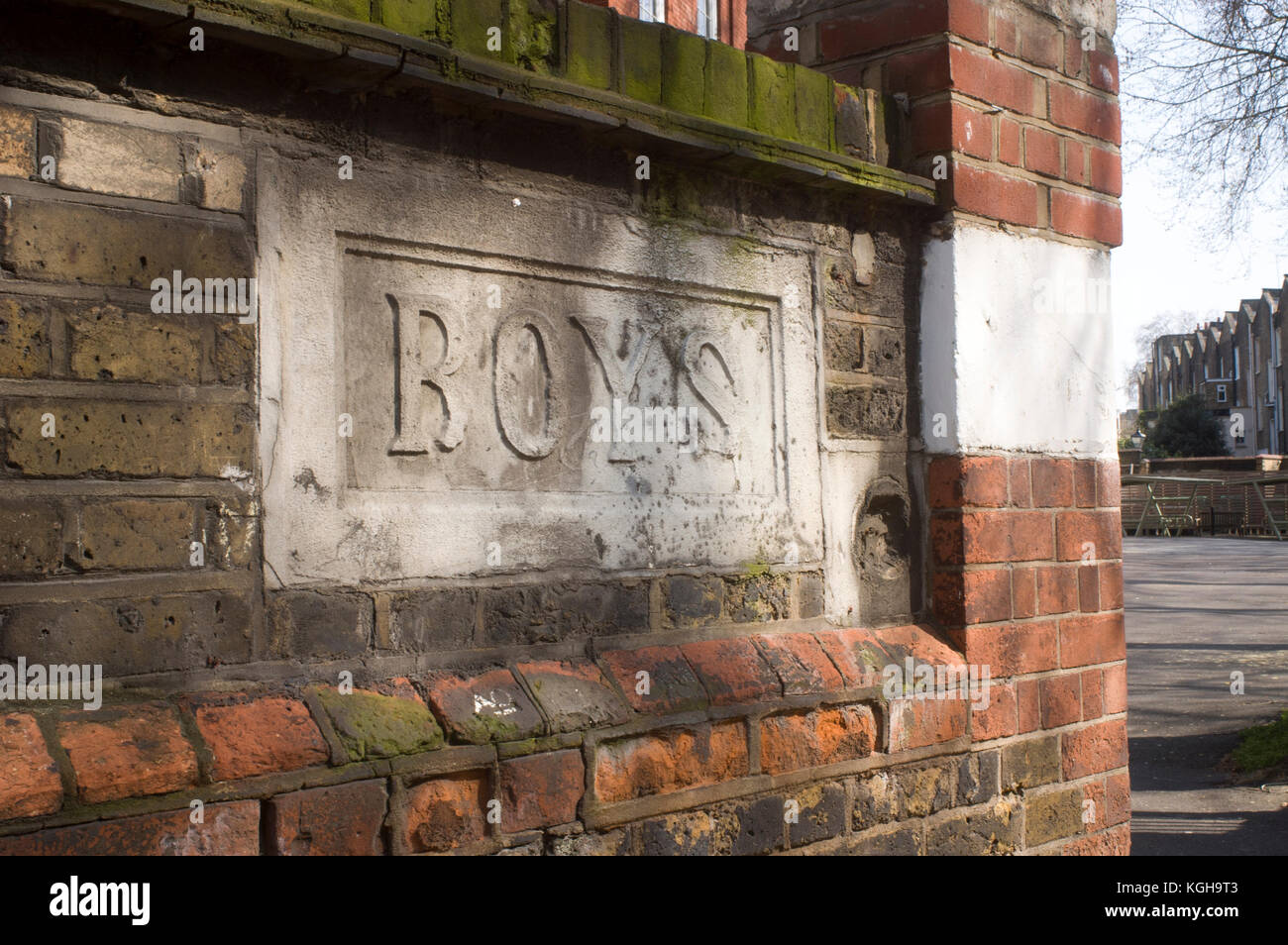 Sbiadita della muratura ragazzi segno di ingresso al di fuori di una vecchia scuola vittoriana di Camden Town a Londra Foto Stock