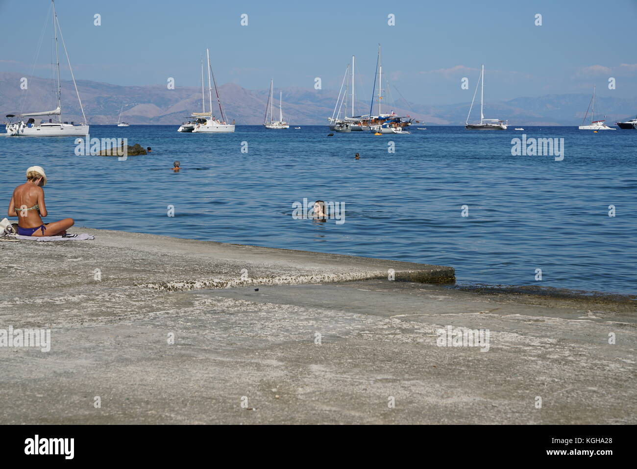 Corfù, Grecia: persone in spiaggia Foto Stock