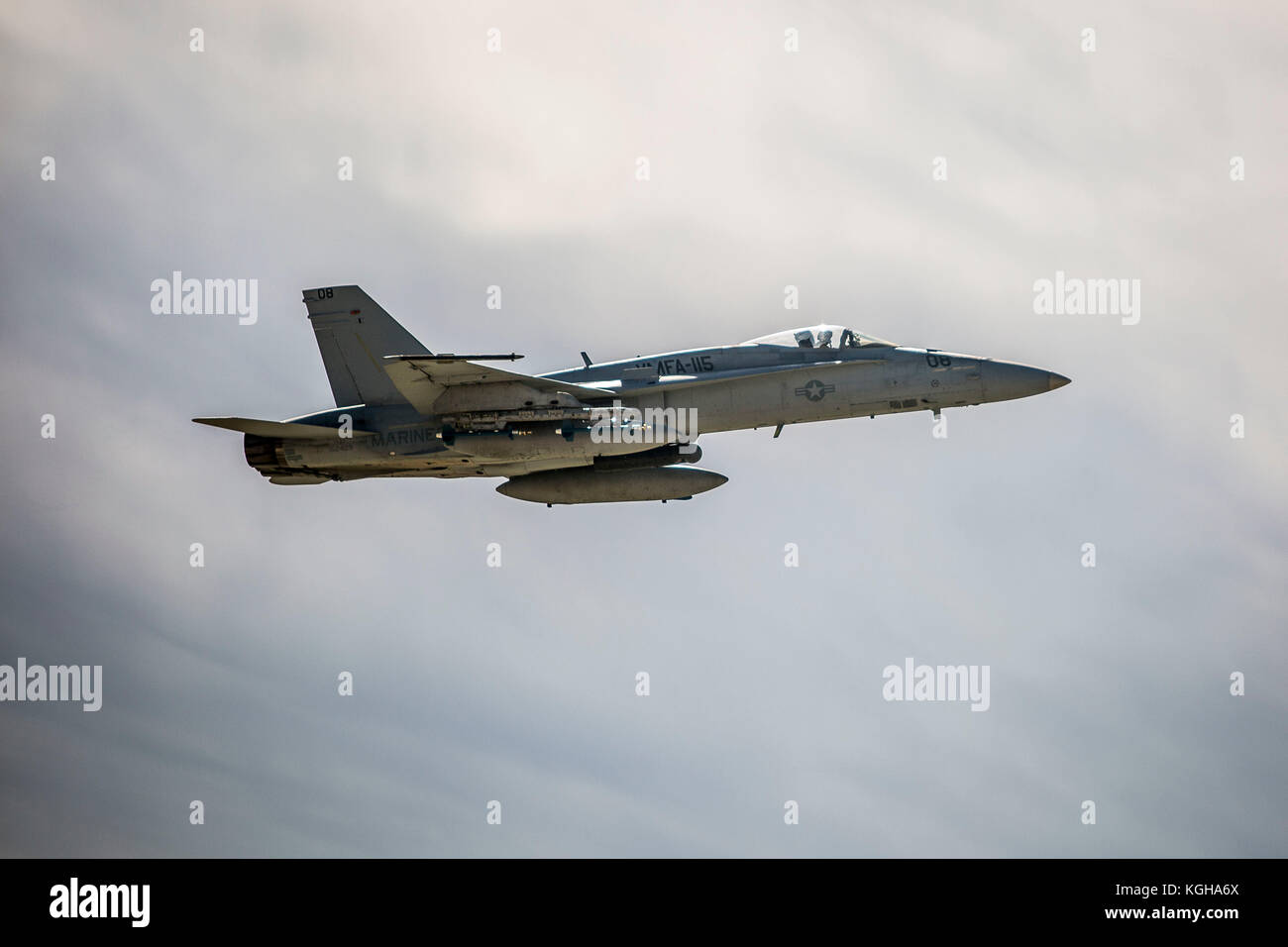 Un U.S. Marine Corps F/A-18C Hornet assegnati alle Marine Fighter Attack Squadron 115 vola sopra Marine Corps Air Ground Centro di combattimento, ventinove palme, Foto Stock