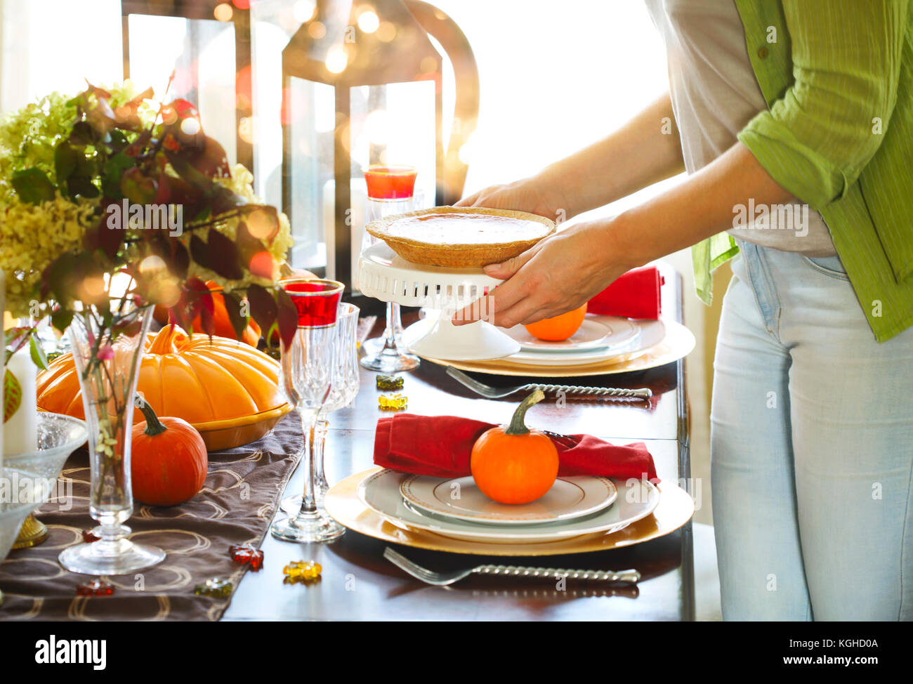 Donna che serve la torta di zucca alla festa del Ringraziamento Foto Stock
