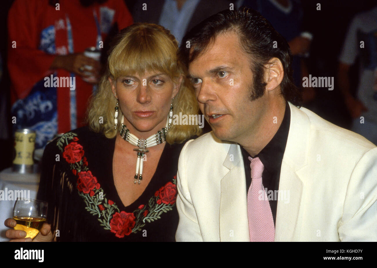Neil Young e moglie Peggi alla premiere parte per il suo film autostrada umano a Los Angeles, CA Foto Stock