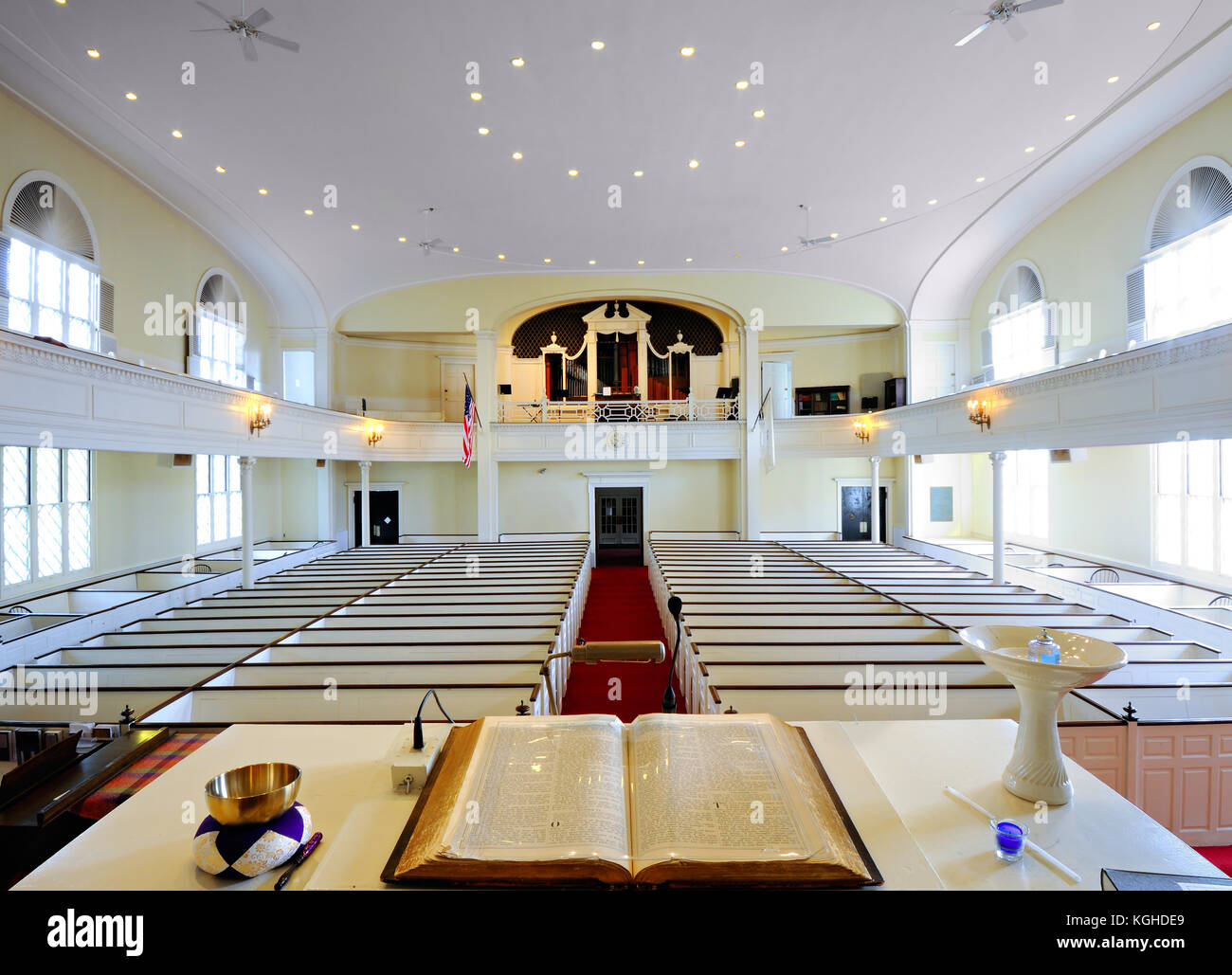 Interno della chiesa dall'altare. aprire la Bibbia e calice sul primo piano, organo a canne sullo sfondo. Foto Stock